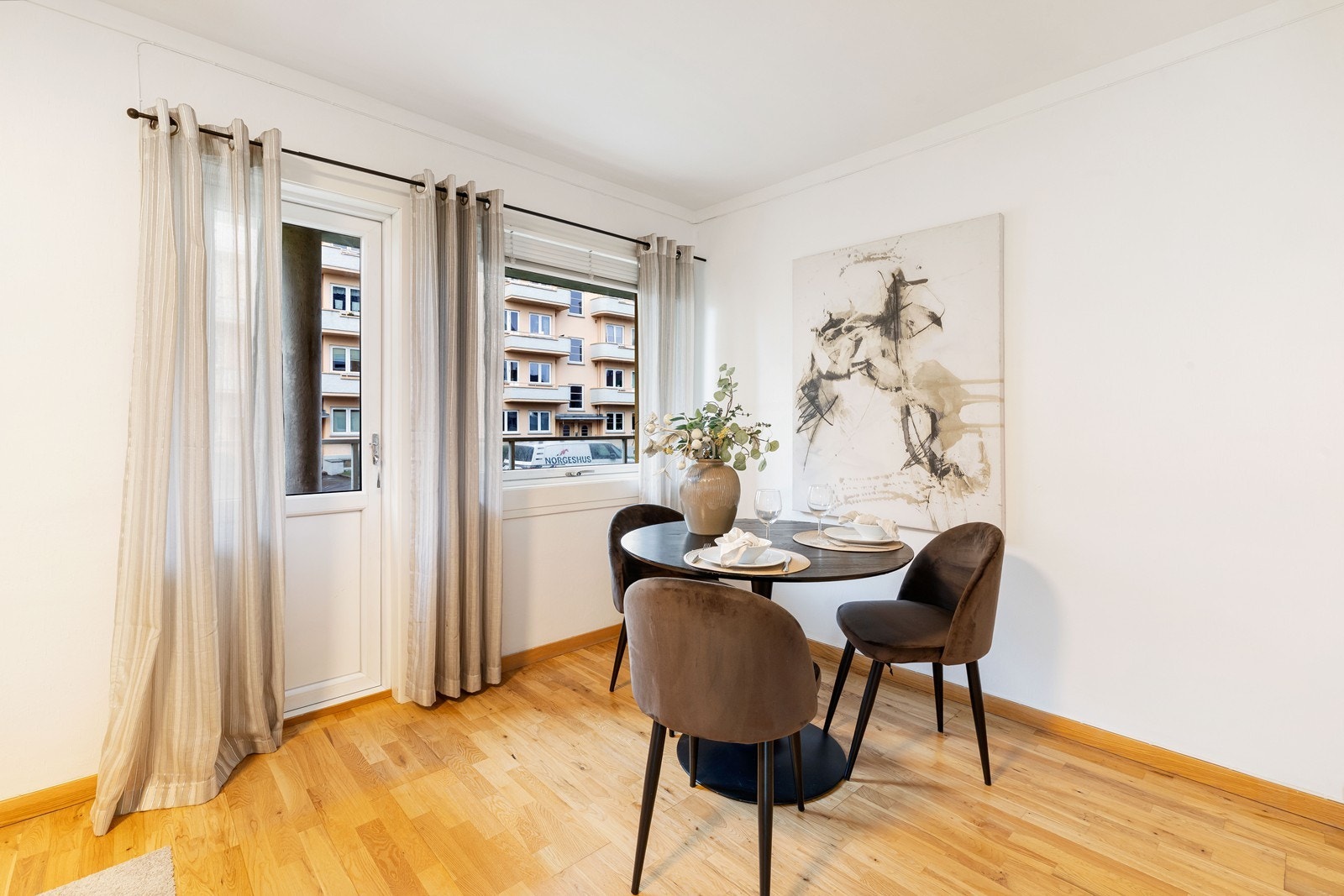 Stuen har utgang til overbygget veranda Galleribilde