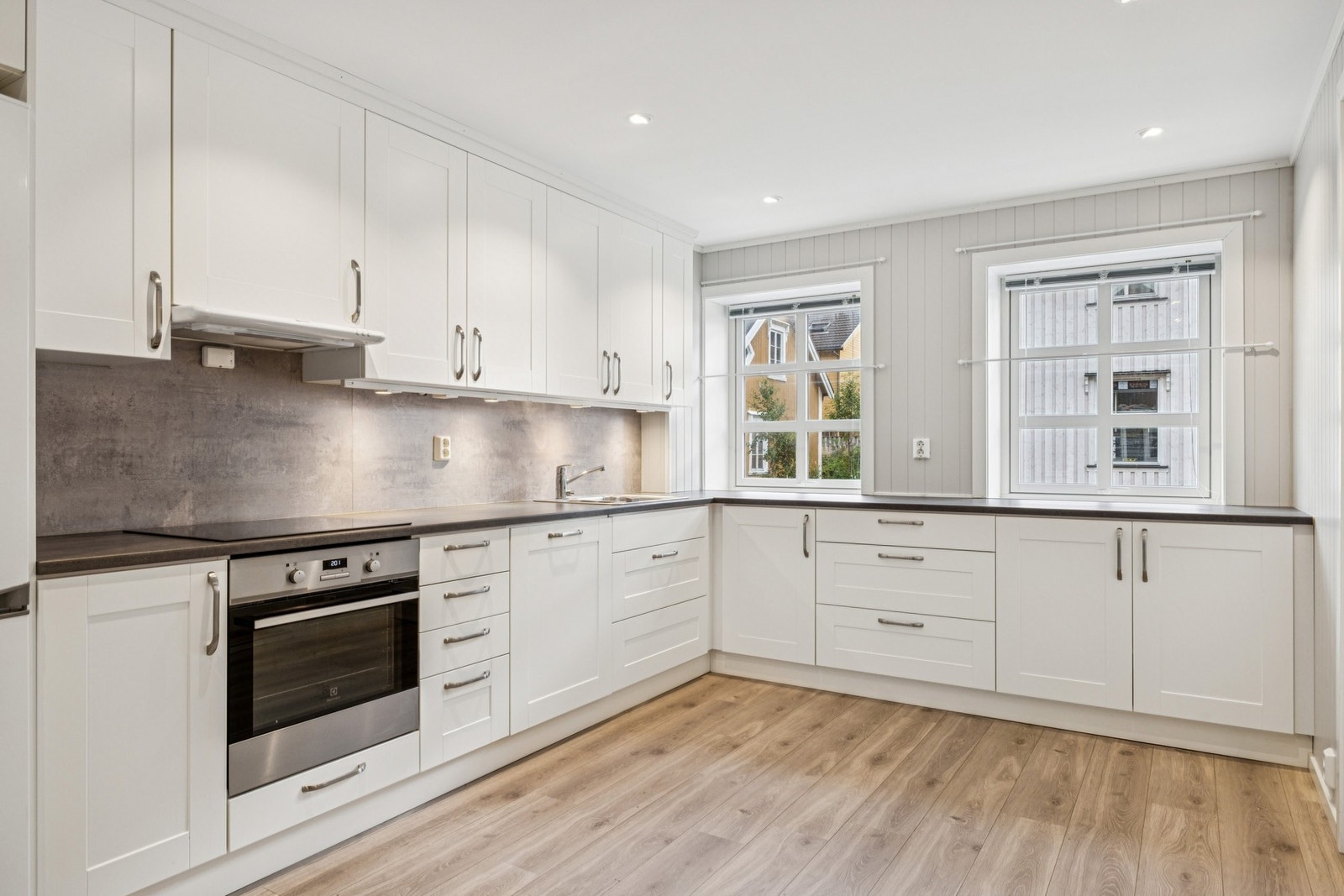 Nydelig kjøkken av god størrelse, rikelig med benkeplass. Galleribilde