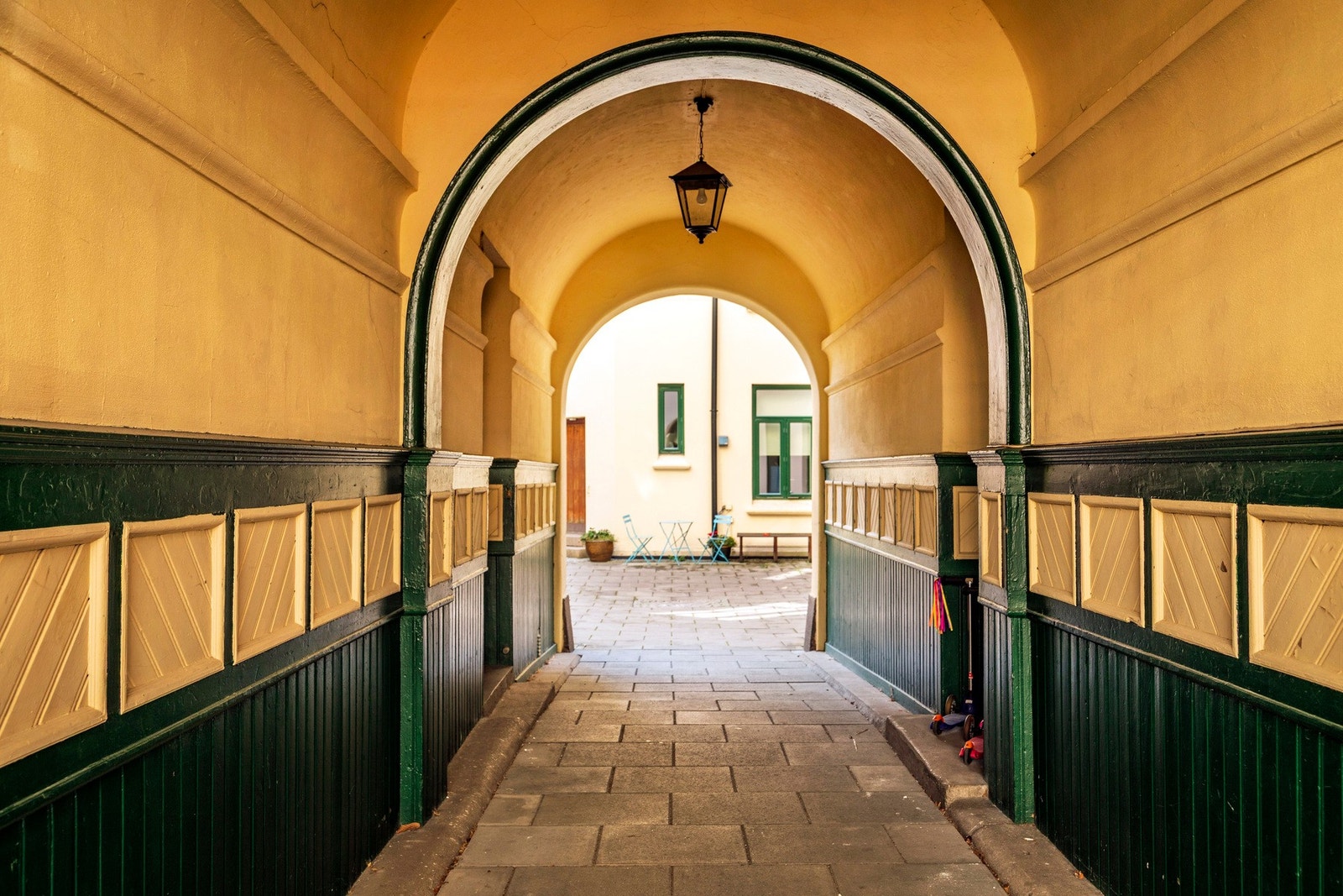 Bakgård. Galleribilde