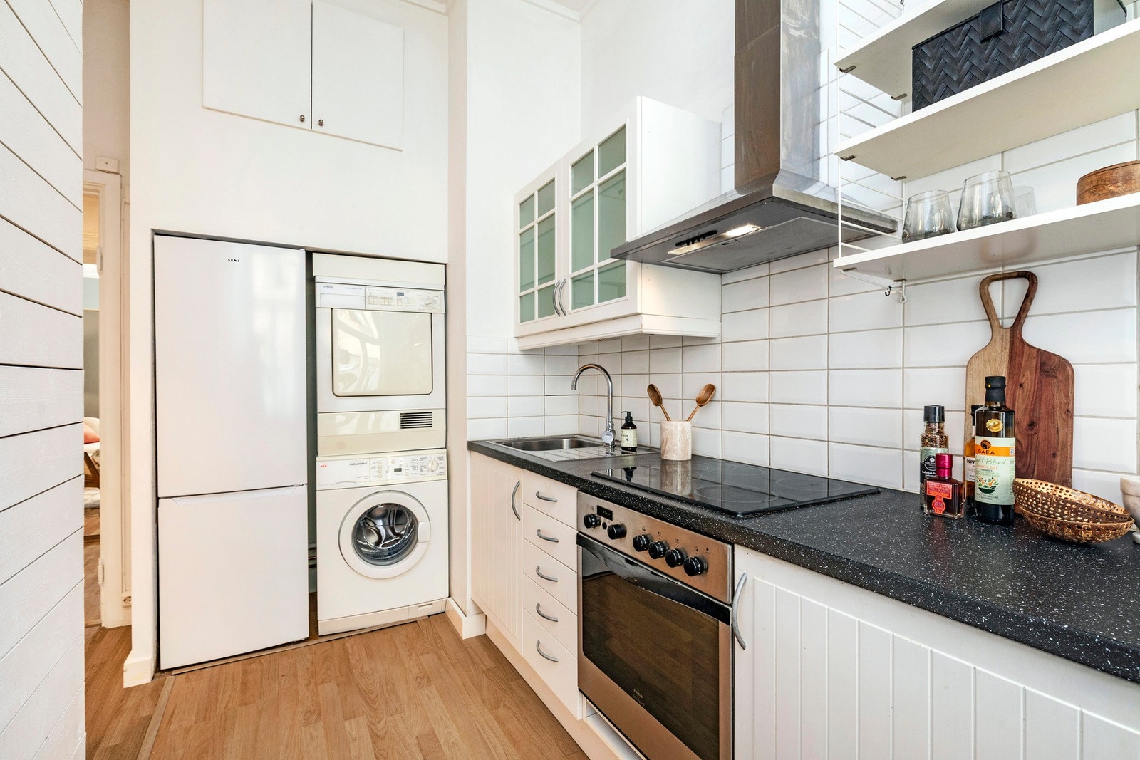 Separat kjøkken med opplegg for vaskemaskin og tørketrommel. Galleribilde