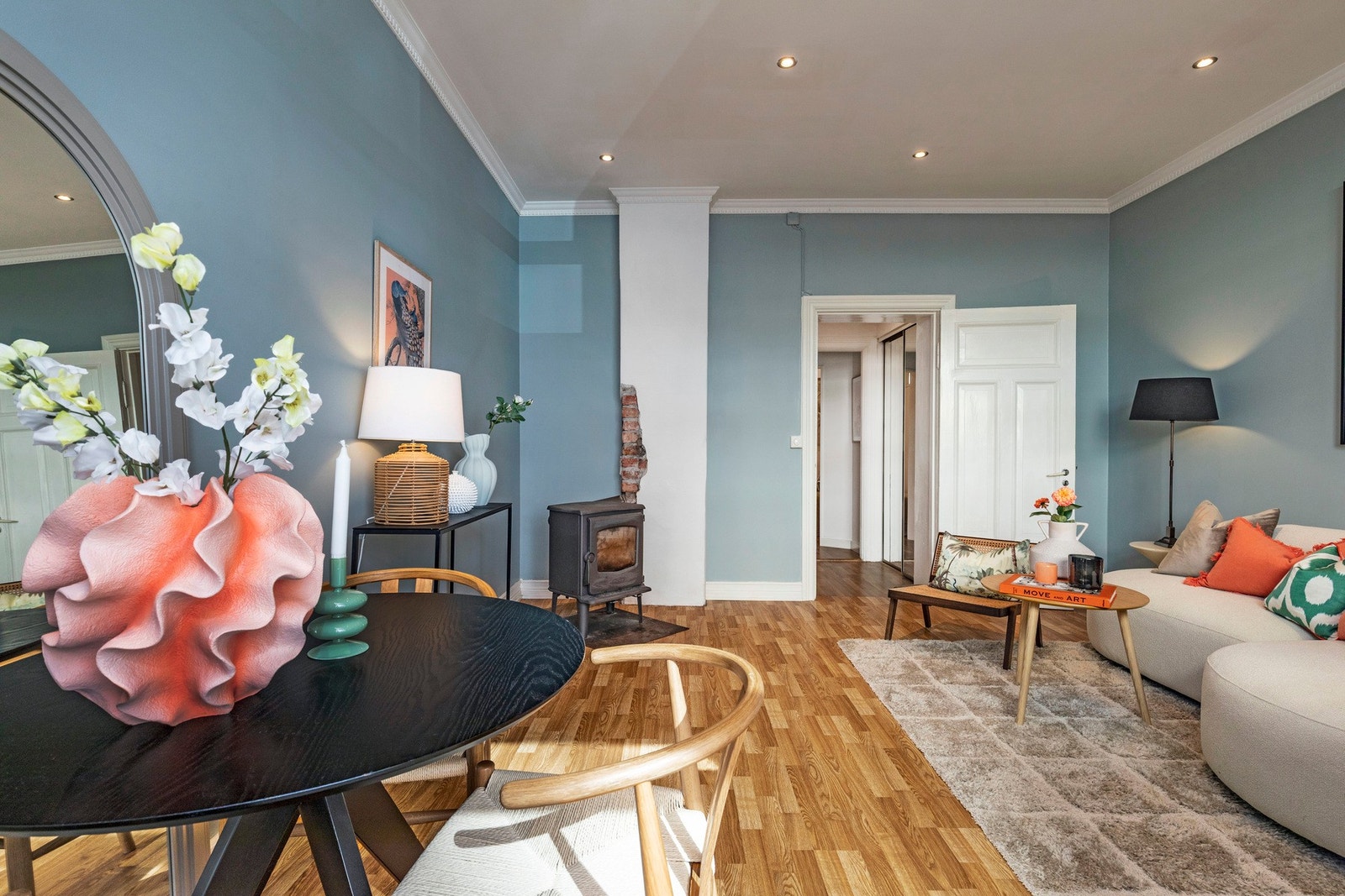 God takhøyde i stuen på ca. 2,85 meter. Galleribilde