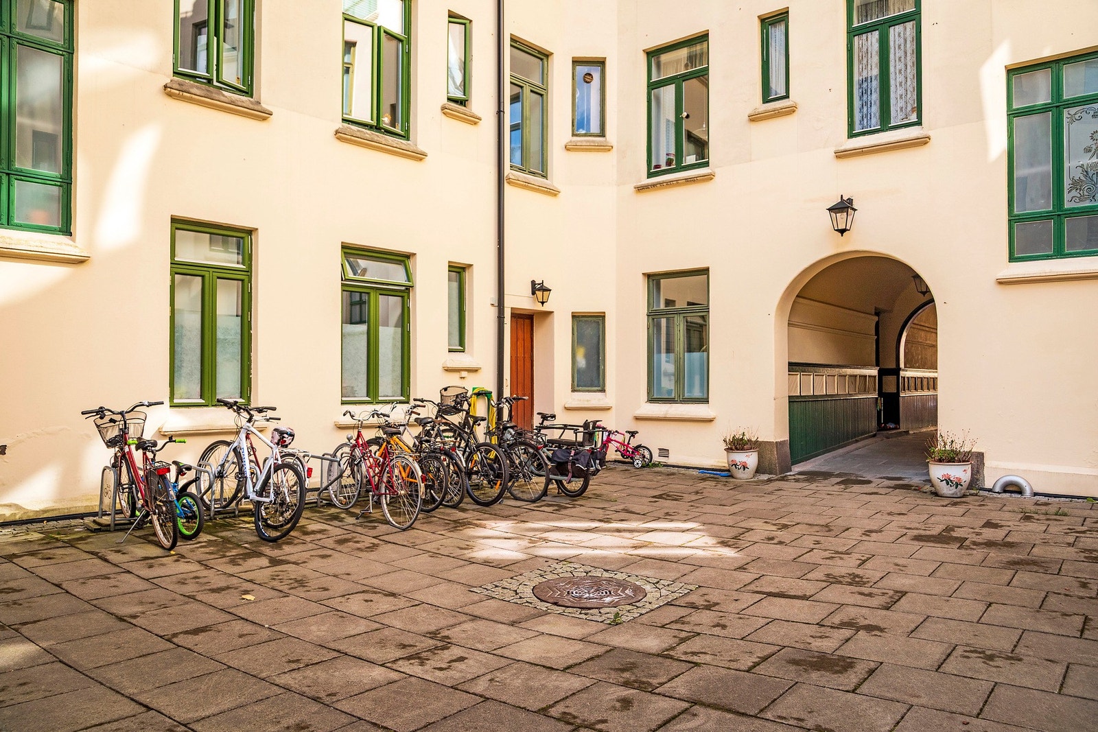 Felles bakgård med sykkelparkering. Galleribilde