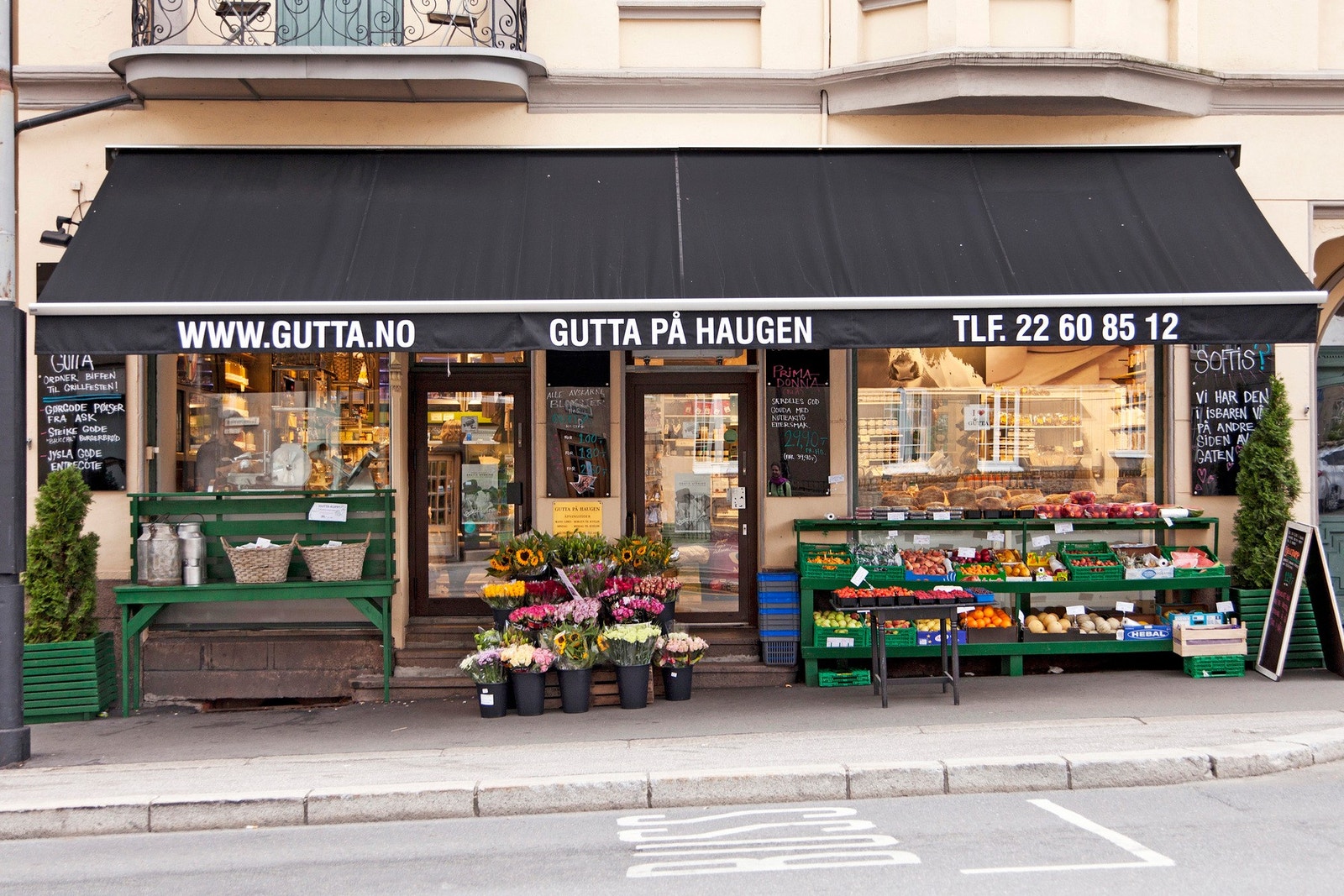 Nærområdet har bredt utvalg av butikker, kaféer og restauranter. Galleribilde