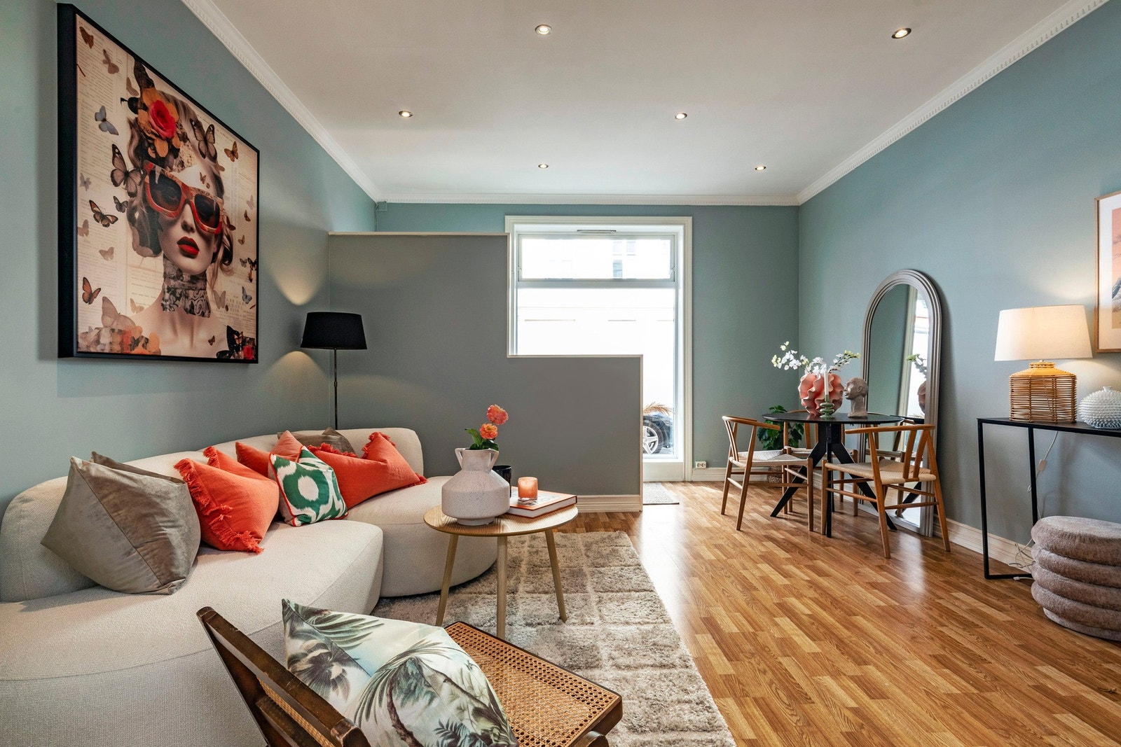 Romslig stue med peis. Plass til spisebord. Galleribilde