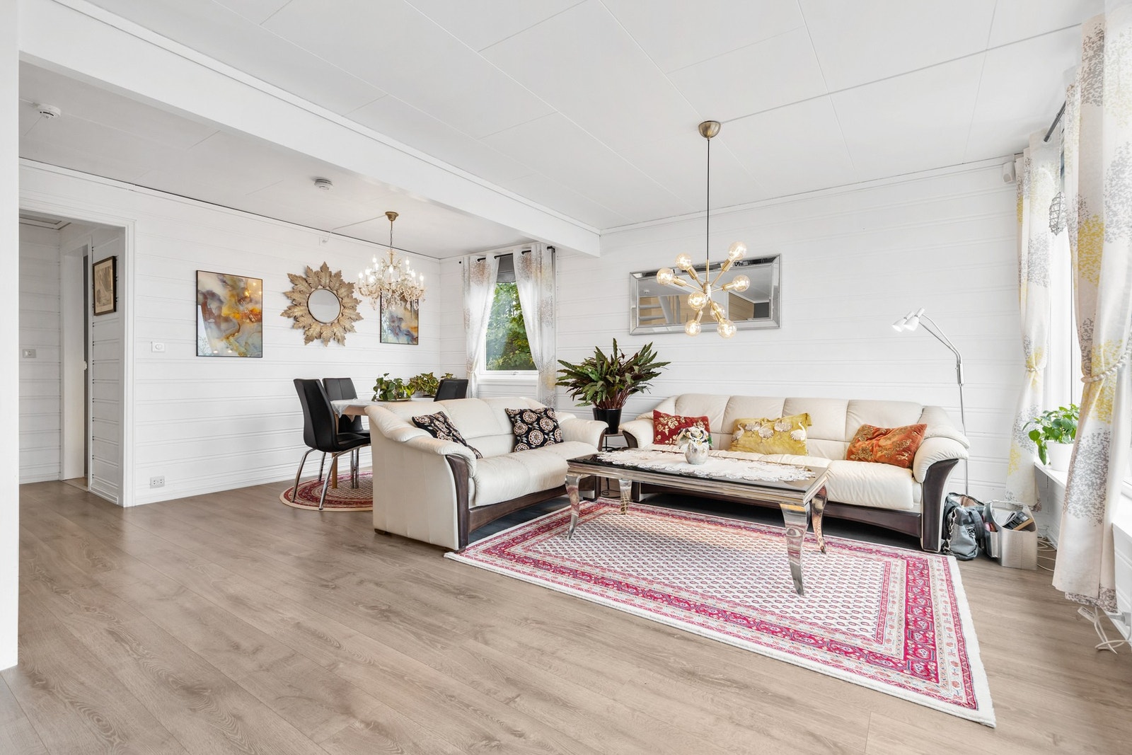 Rommet har god plass til både sofa, TV-møbel og spisebord Galleribilde