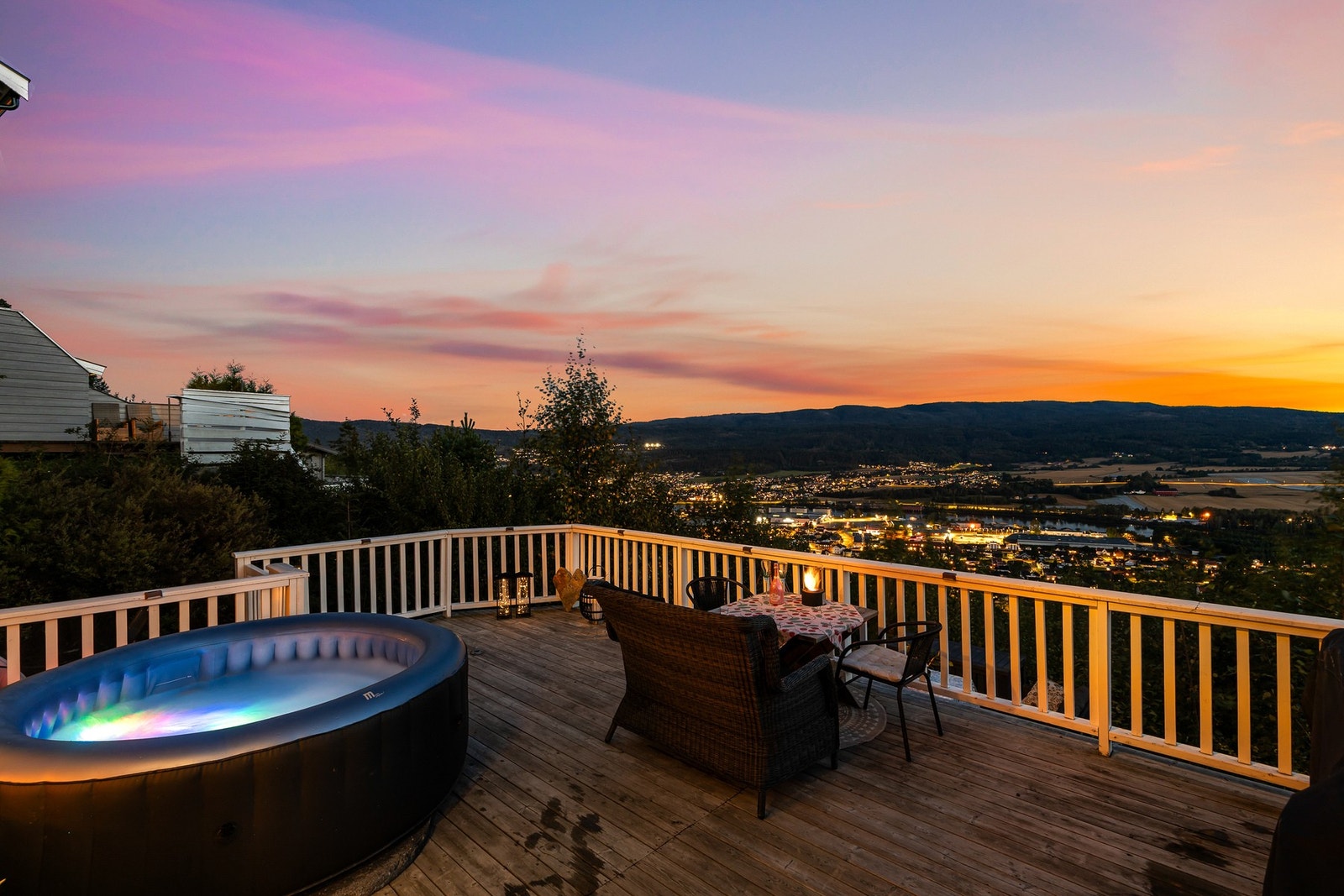 Innholdsrikt rekkehus med flotte uteplasser, gode solforhold og nydelig panoramautsikt Galleribilde