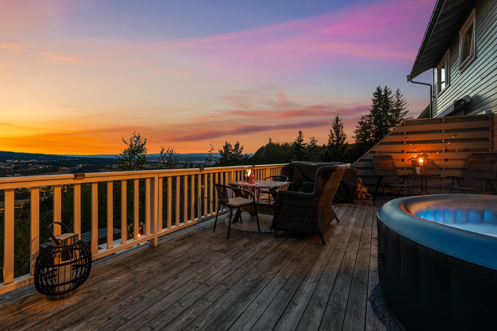 Romslig terrasse med meget gode solforhold Galleribilde