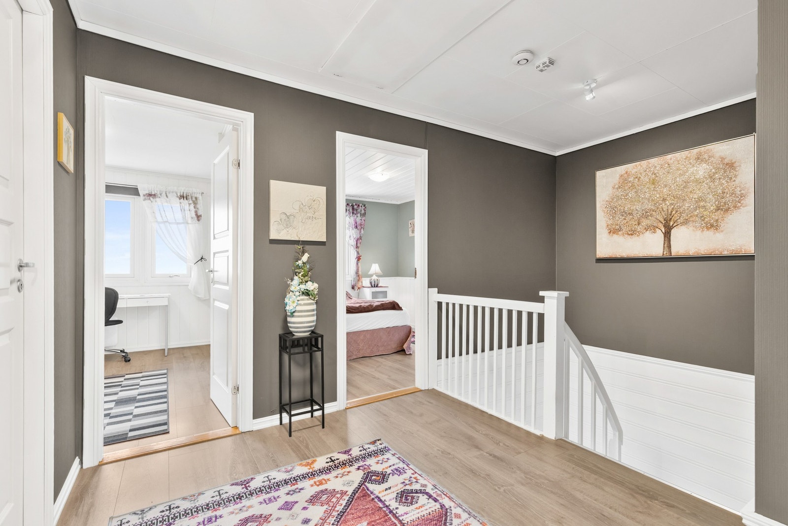 Fra gangen er det adkomst til praktisk walk-in garderobe for oppbevaring Galleribilde