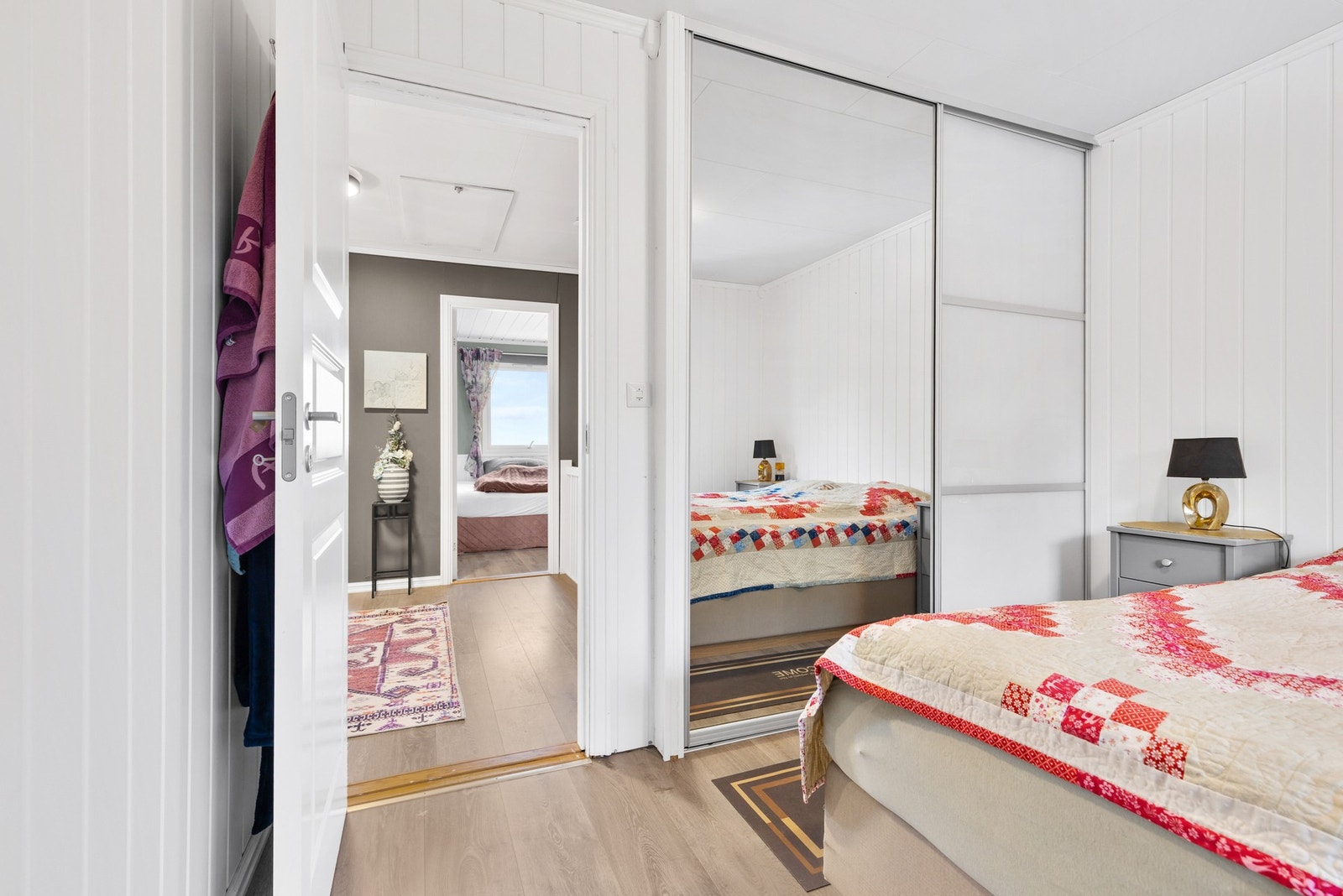 Hovedsoverommet rommer dobbeltseng, nattbord og en plassbygd skyvedørsgarderobe Galleribilde