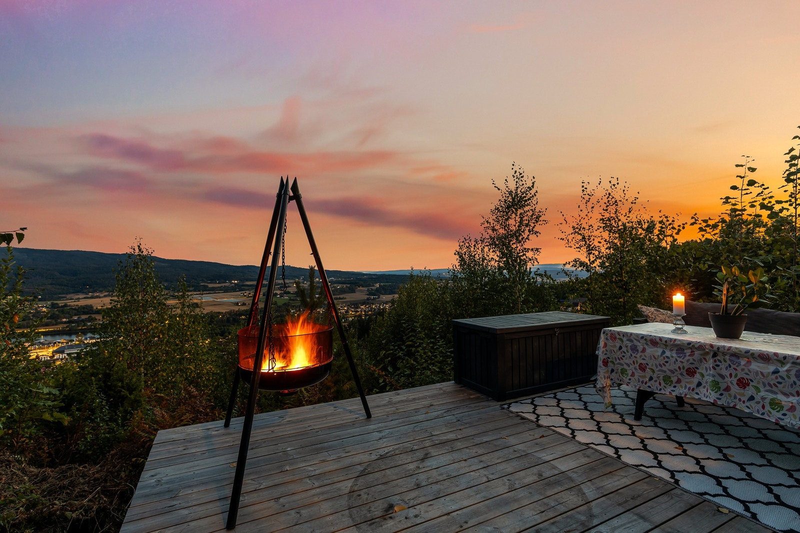 På nedsiden av terrassen er det oppført en ekstra terrasseplatting på ca. 18 kvm Galleribilde
