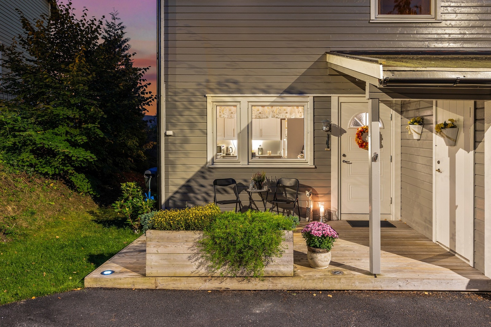 Pent opparbeidet inngangsparti med platting og adkomst til utebod Galleribilde