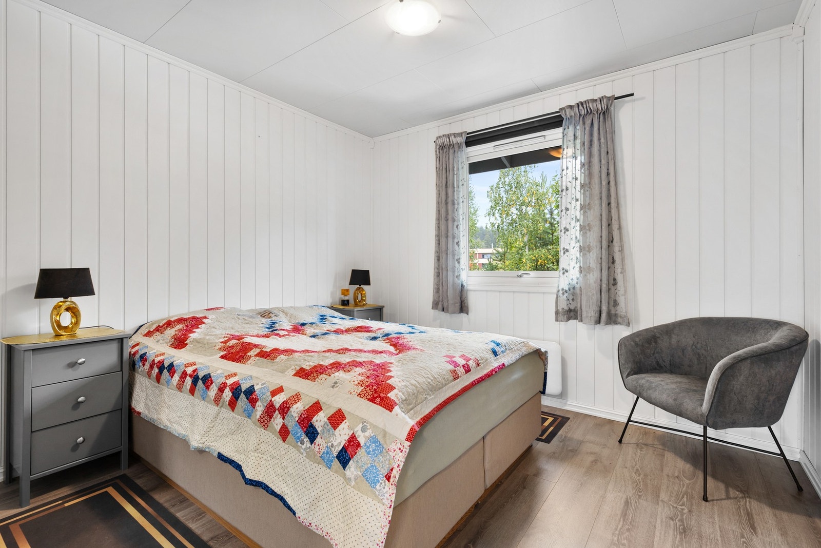 Boligen har tre soverom, alle beliggende i 2. etasje og med laminatgulv Galleribilde