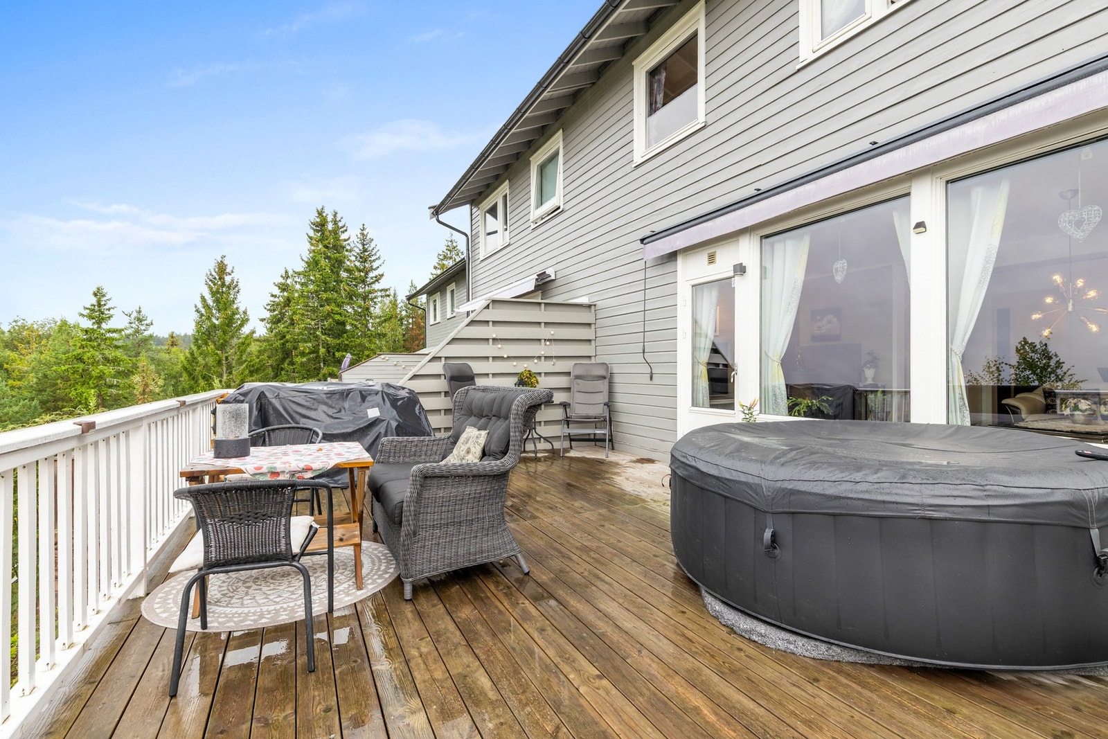 Romslig terrasse med god plass til spisebord, sofa, jacuzzi eller det en måtte ønske Galleribilde