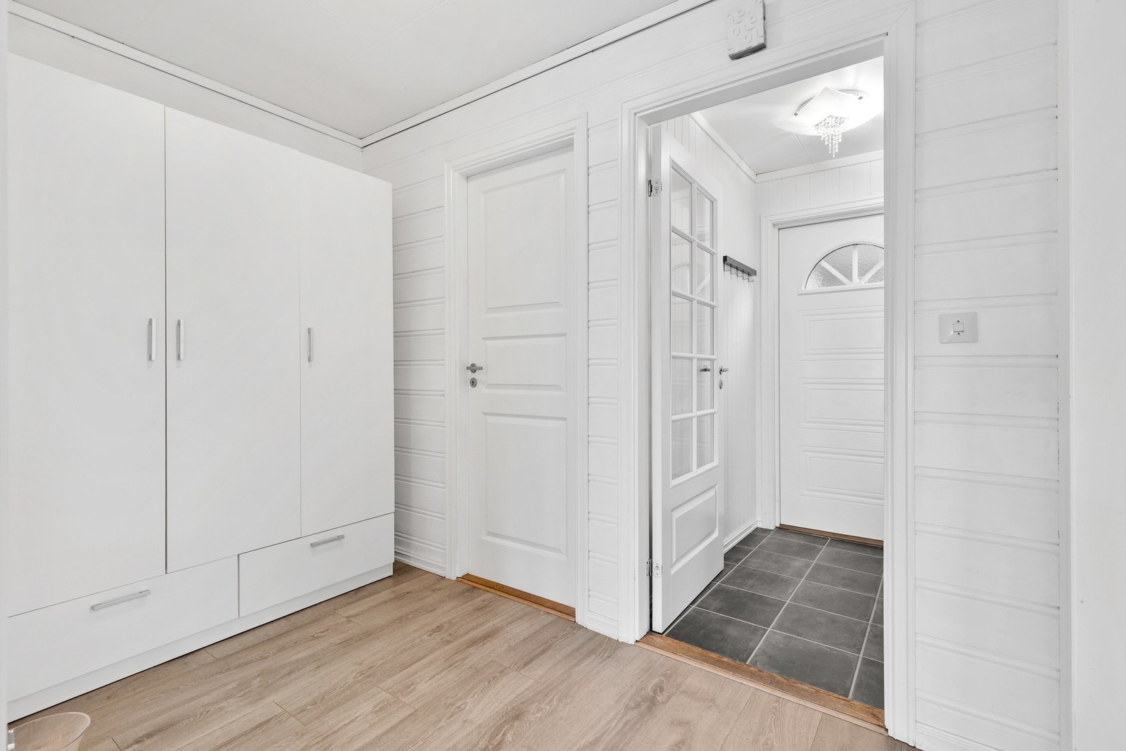 Gang med plass til garderobeskap og adkomst til bod Galleribilde