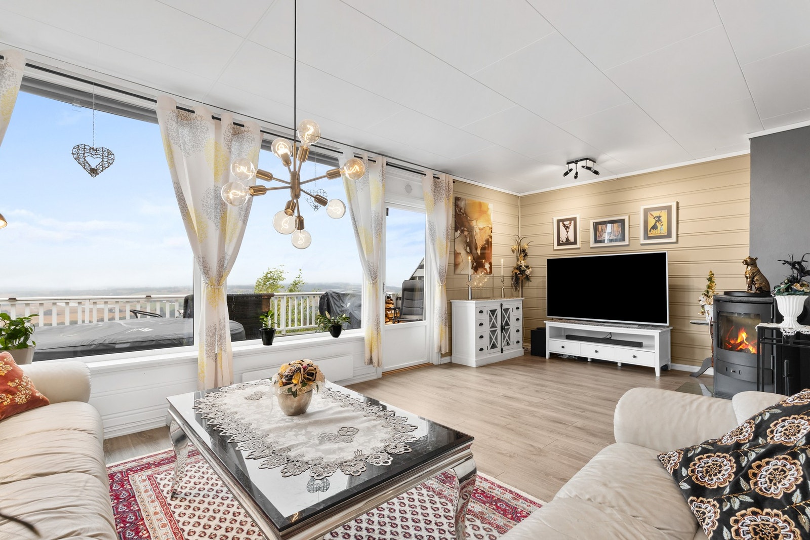 Store vindusflater slipper inn rikelig med dagslys Galleribilde