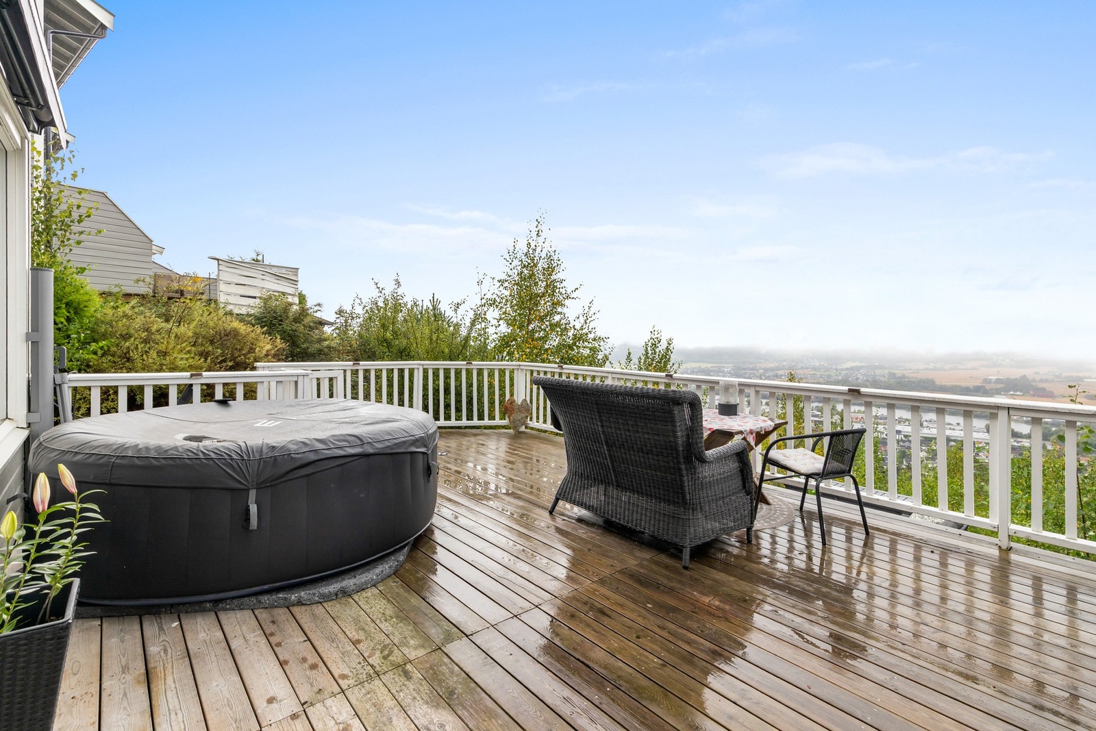 Lite innsyn og mye utsyn fra terrasse Galleribilde