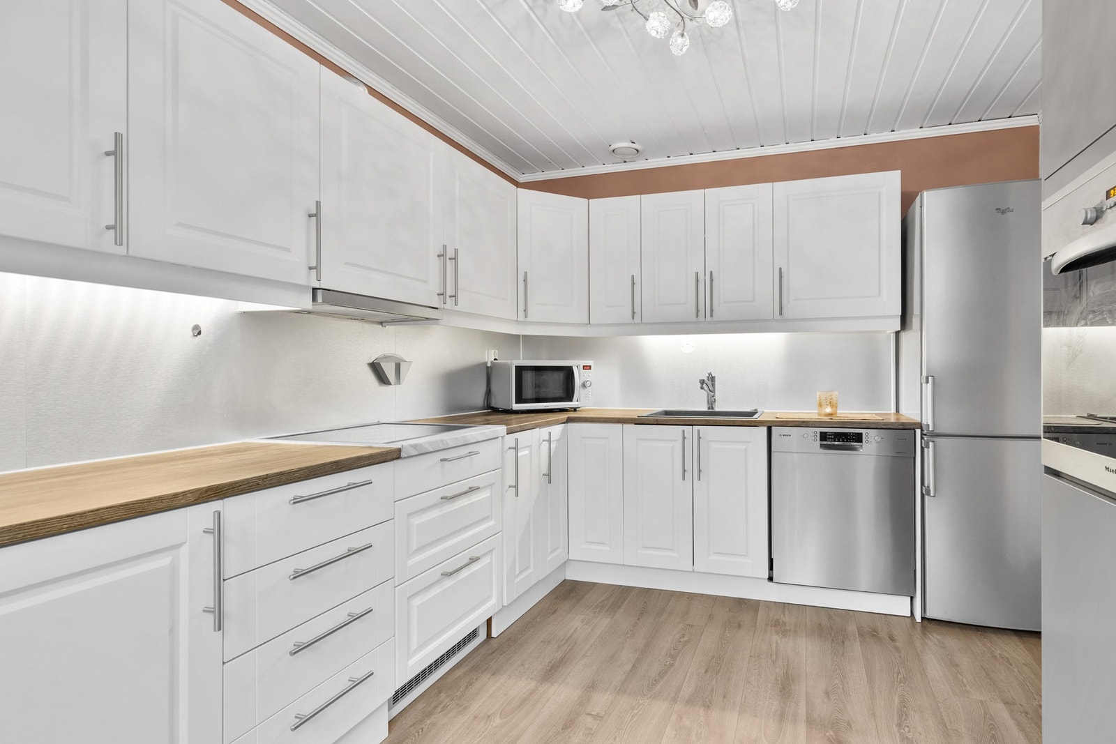 Kjøkkenet har innredning med profilerte og glatte fronter, hvor deler av innredningen er fra 2023. Nyere benkeplate og fronter er fra 2017 Galleribilde