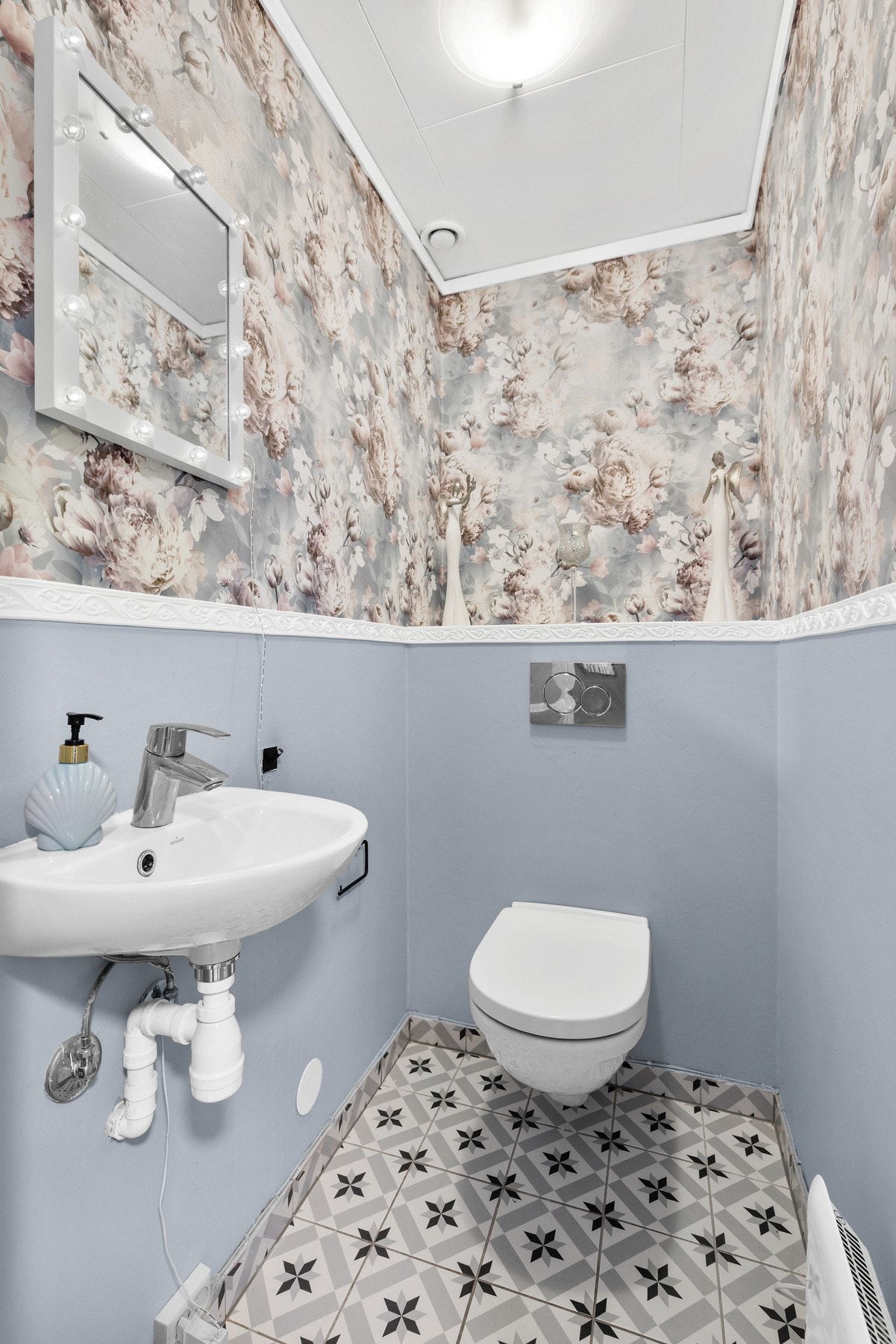 Toalettrommet er innredet med vegghengt toalett og servant Galleribilde