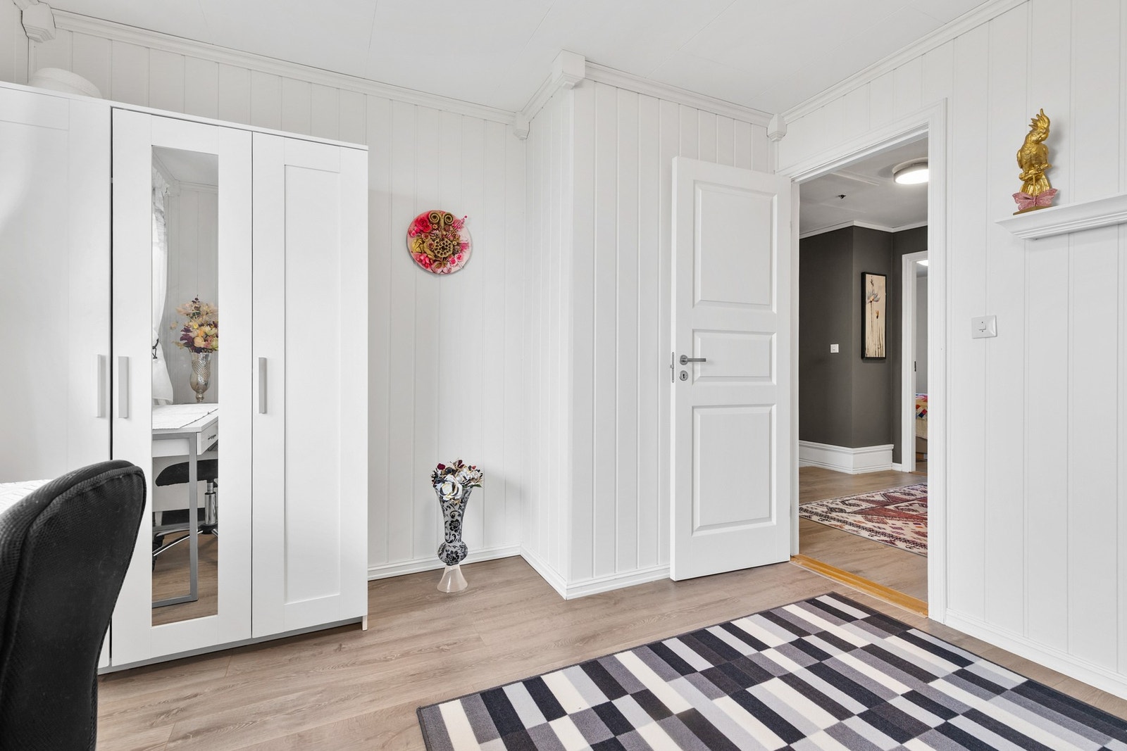 Det er god plass til garderobeskap på soverommet Galleribilde