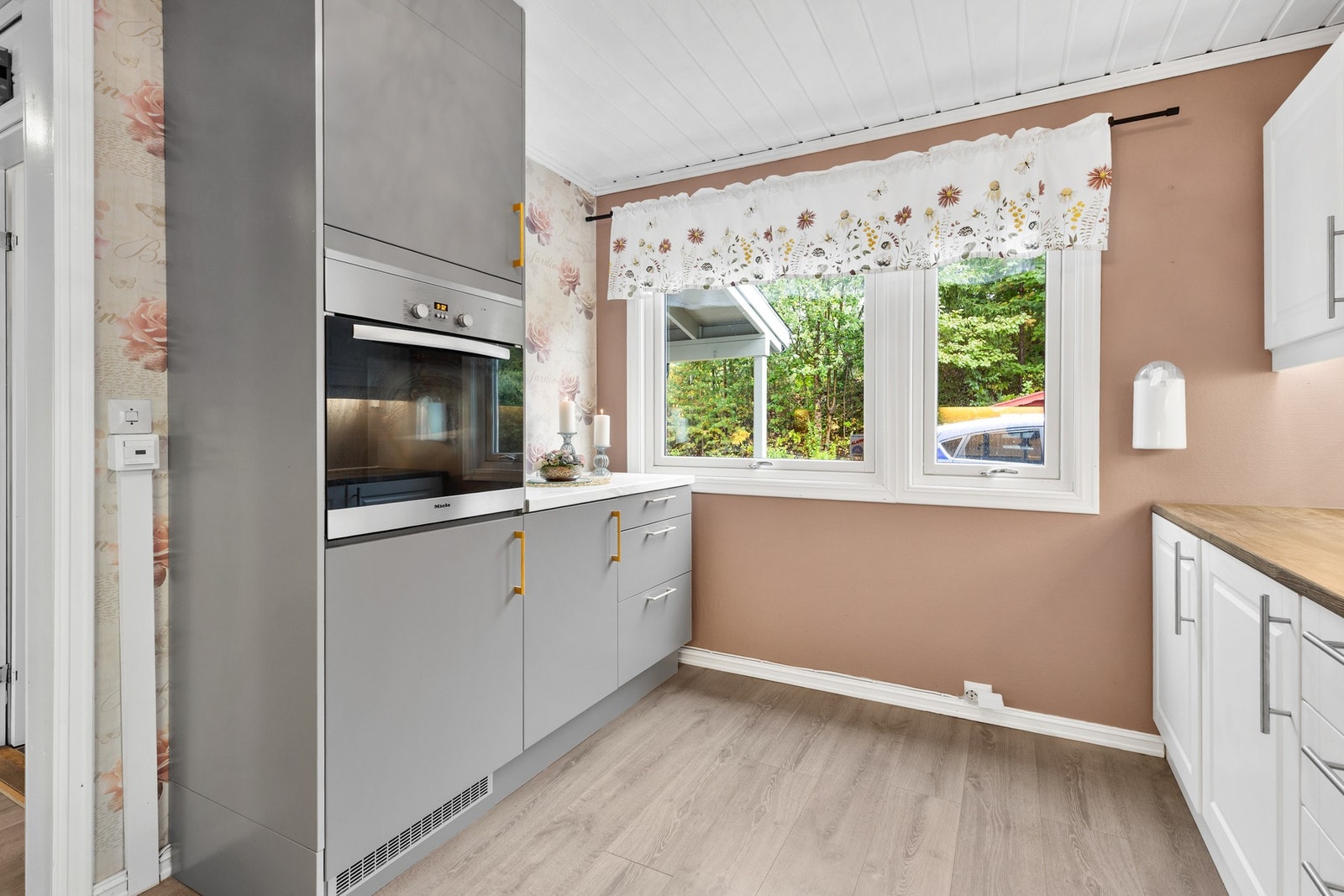 Benkeplaten er av laminat, og kjøkkenet har røropplegg for oppvaskmaskin, samt integrert induksjonstopp og stekeovn Galleribilde