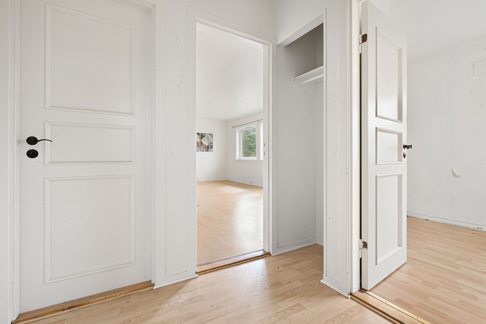 Entré med plass for yttertøy. Galleribilde