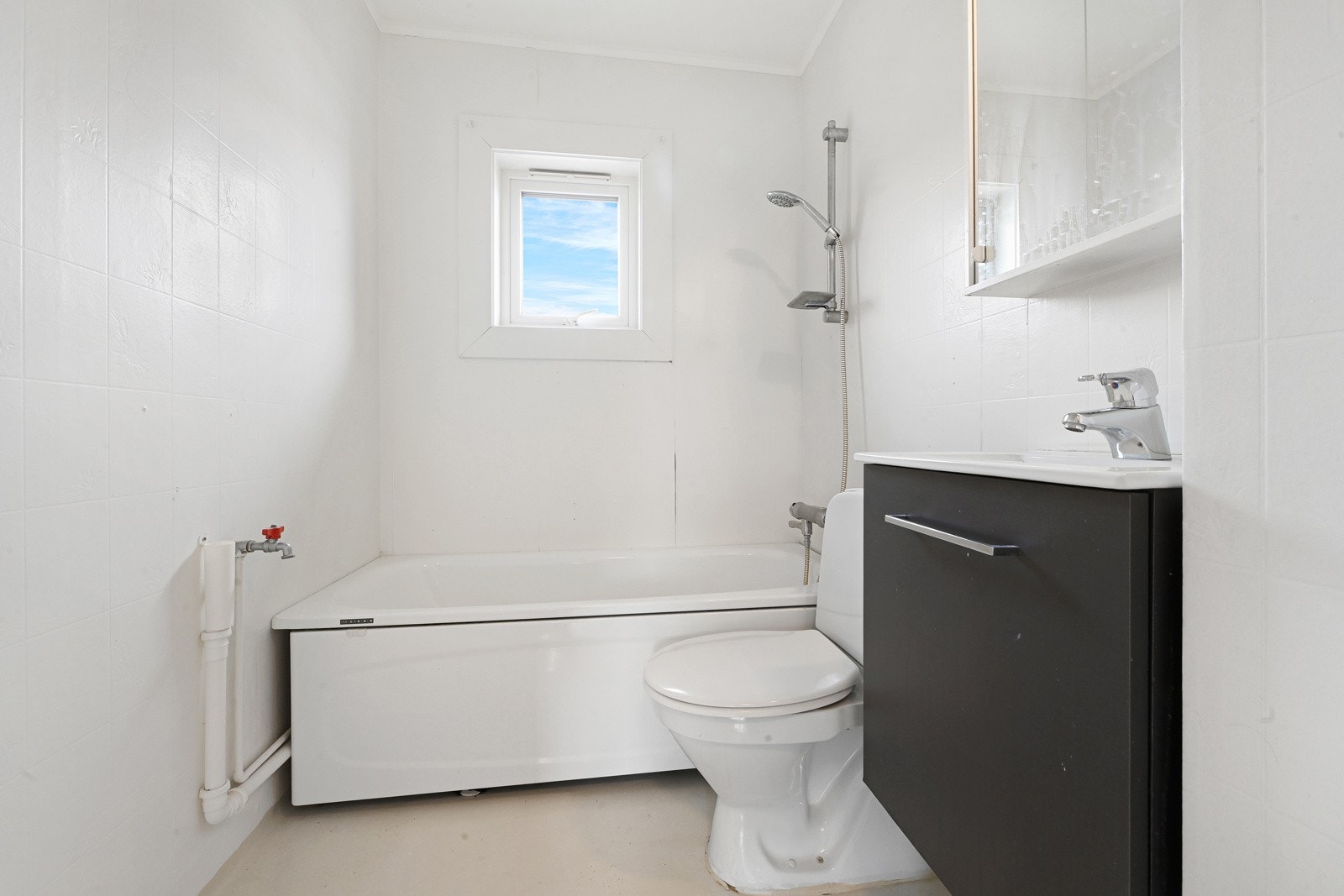 Baderom med opplegg for vaskemaskin. Det er også mulighet for å ha vaskemaskin på felles vaskerom i kjeller. Galleribilde