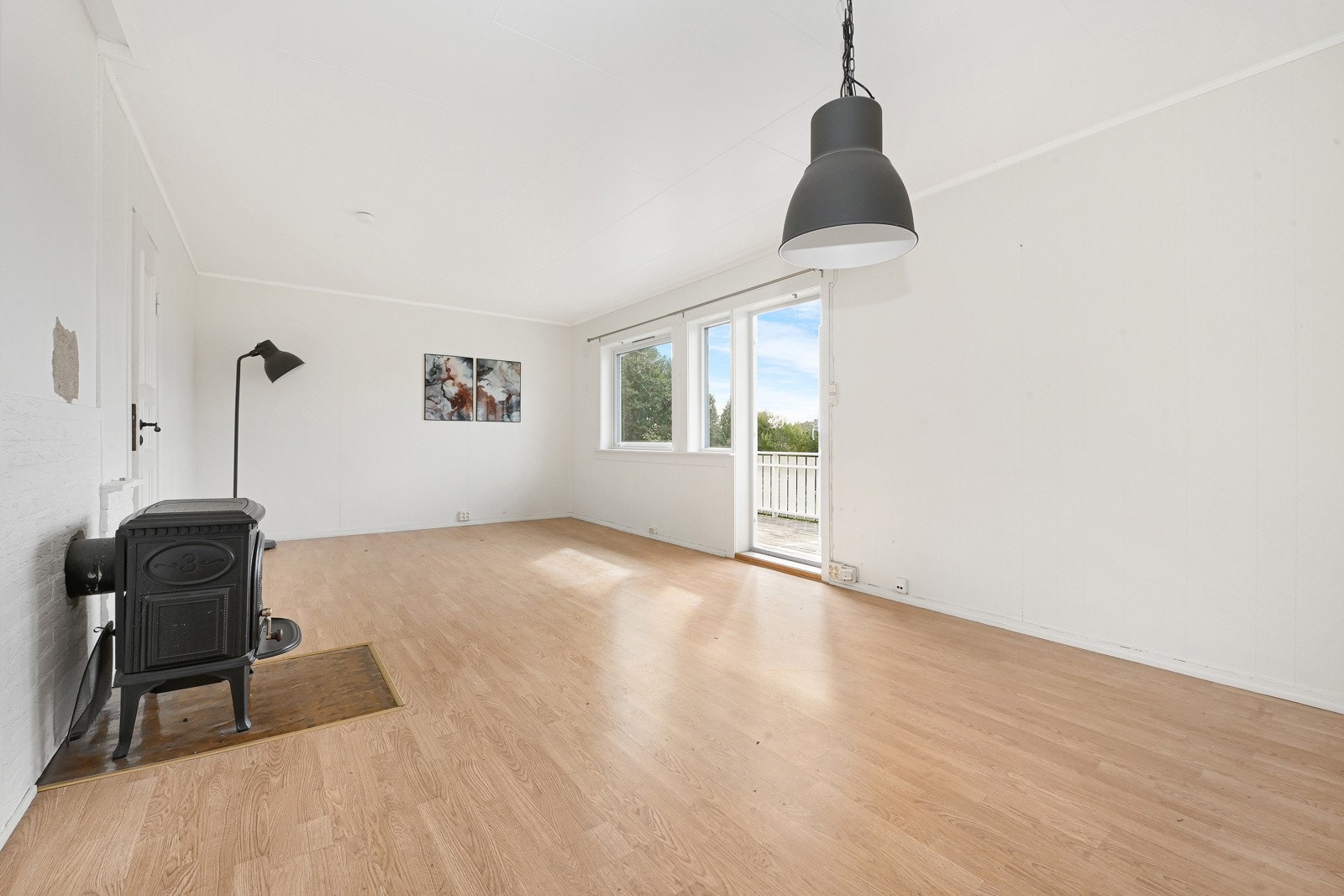 Stuen er lys og romslig, og har utang til verandanda. Galleribilde