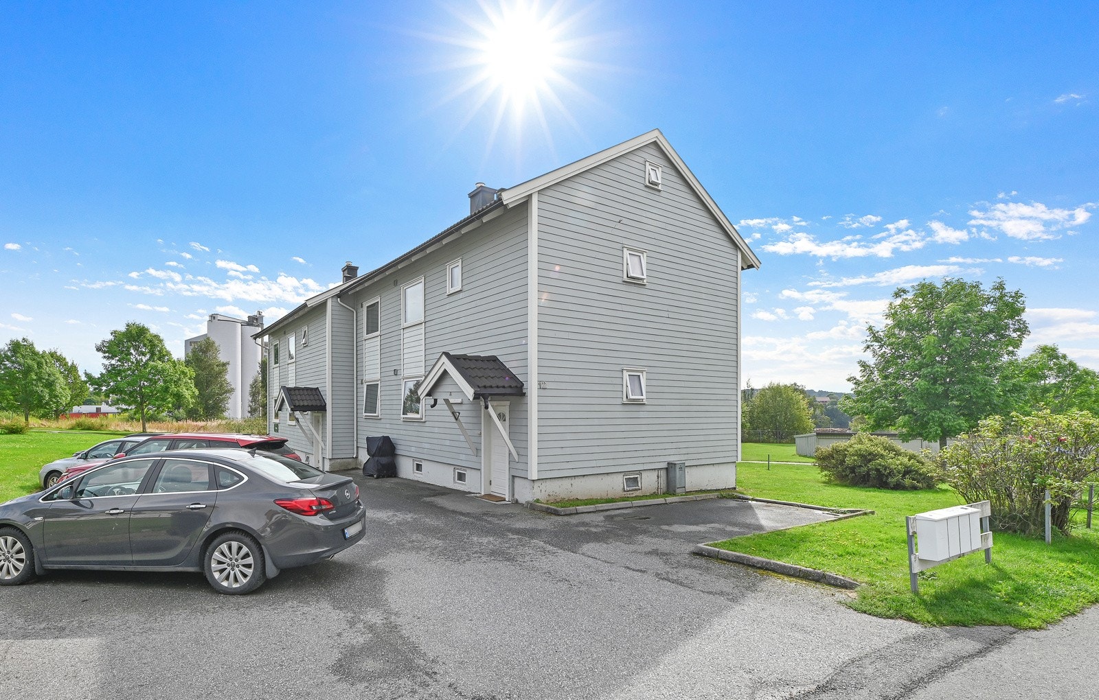 Felles biloppstillingsplass. Galleribilde