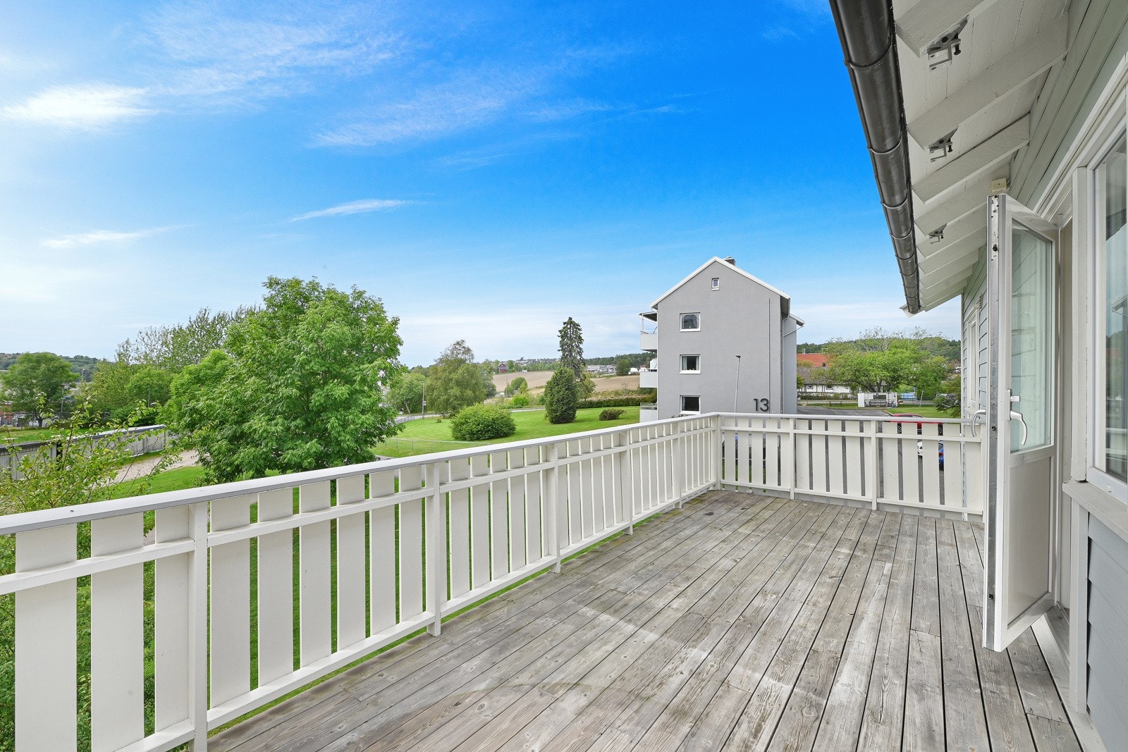 Flott veranda med fin utsikt og gode solforhold. Leiligheten vender mot syd-vest. Galleribilde