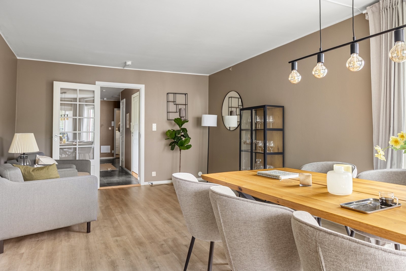 Stuen er av god størrelse og kan enkelt inndeles i flere soner Galleribilde