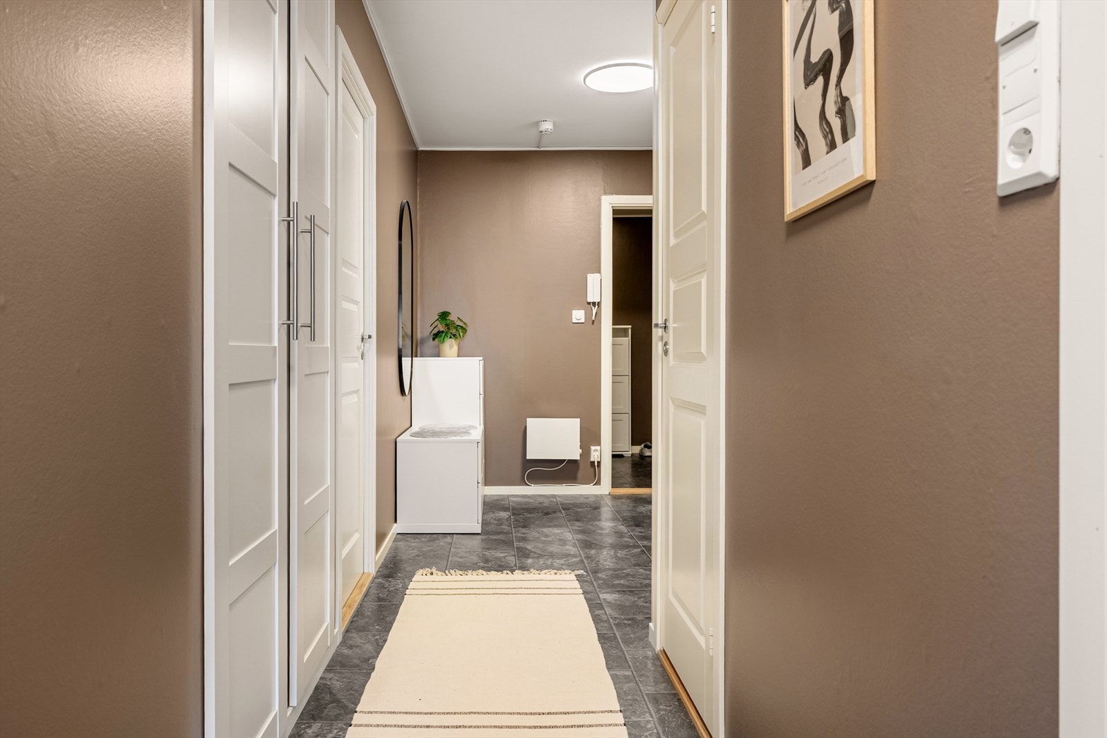 For ytterligere oppbevaring disponerer leiligheten en ekstern bod på ca. 3 m² i byggets underetasje Galleribilde