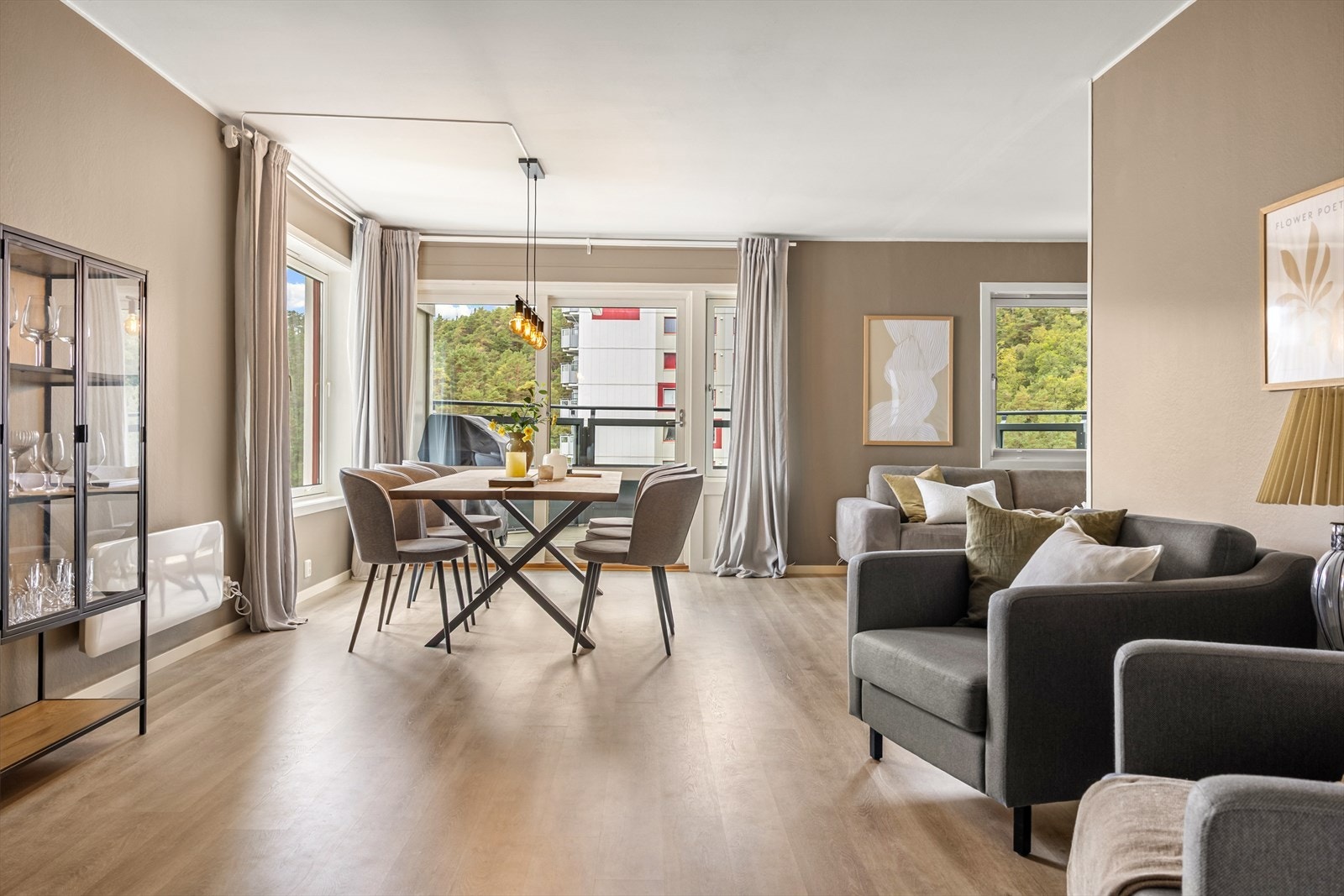 Det er godt med naturlig lysinnslipp fra store vindusflater Galleribilde