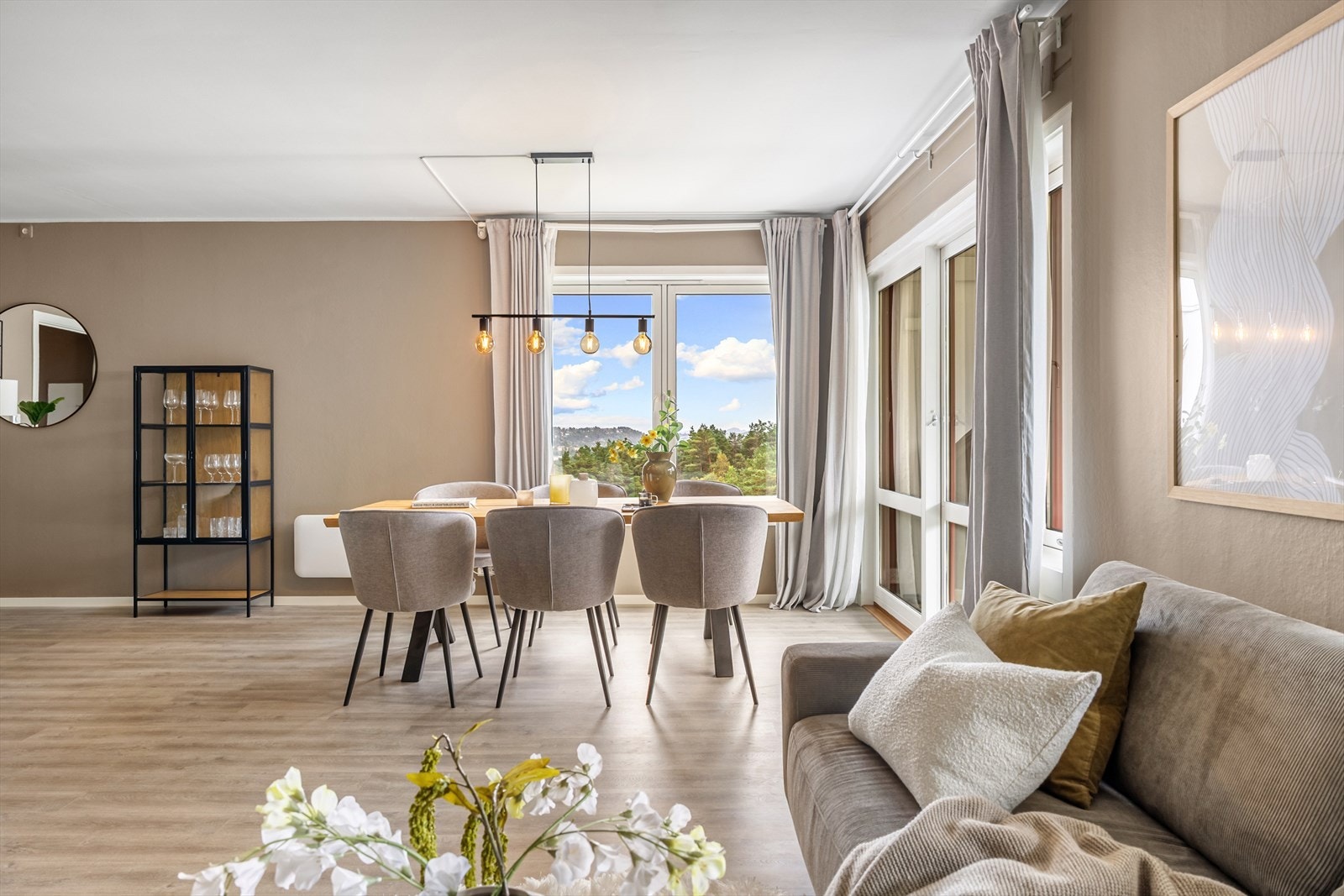 Leiligheten ligger i 11.etasje og inneholder entrè, gang, bad, toalettrom, 2 soverom, kjøkken, bod Galleribilde