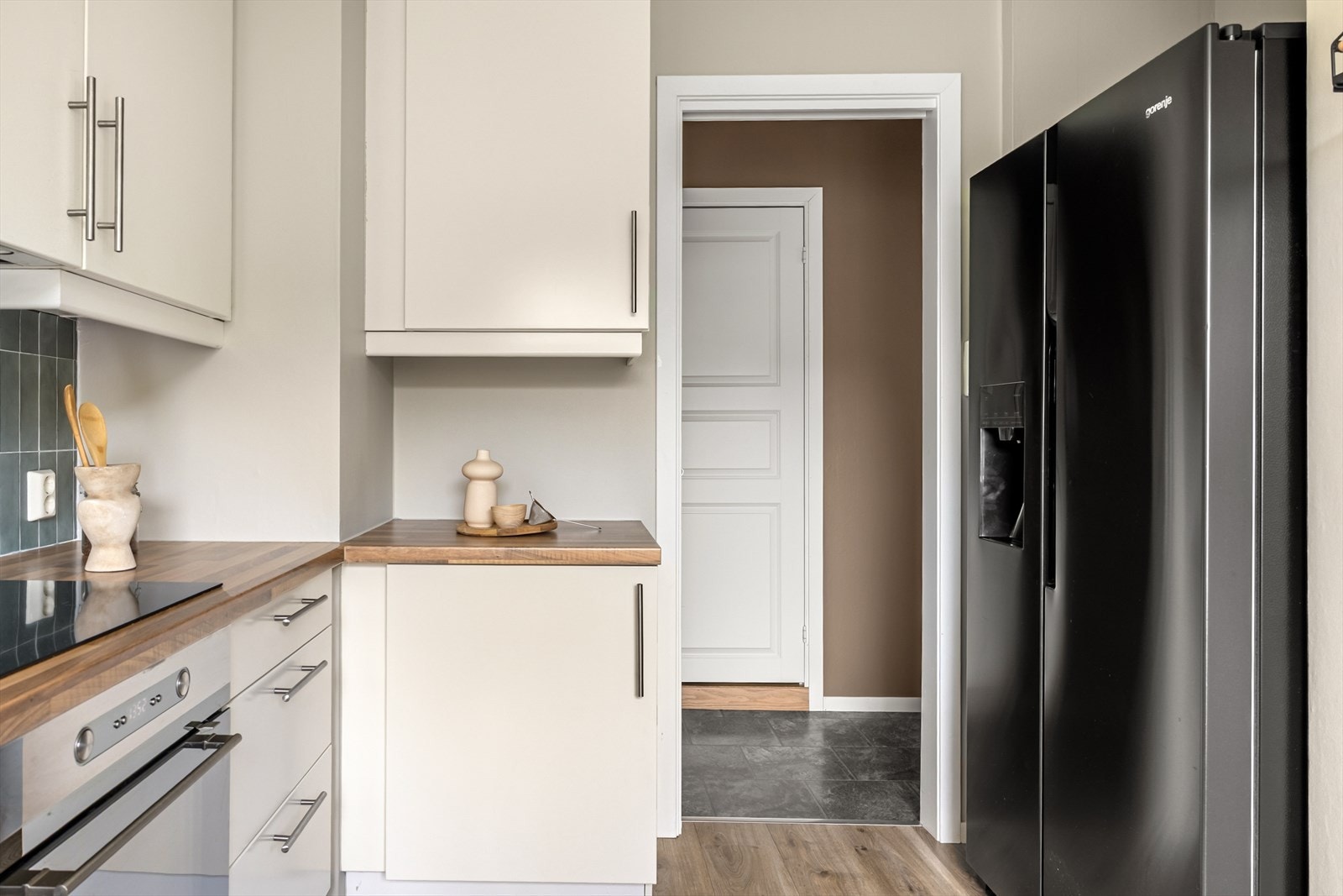 Kjøkkenet er romslig og har godt med både skap- og benkeplass Galleribilde