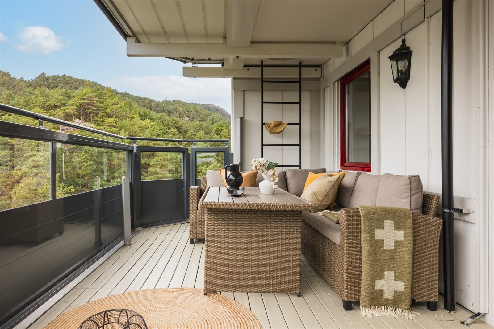 Fra stue er det utgang til leilighetens balkong Galleribilde