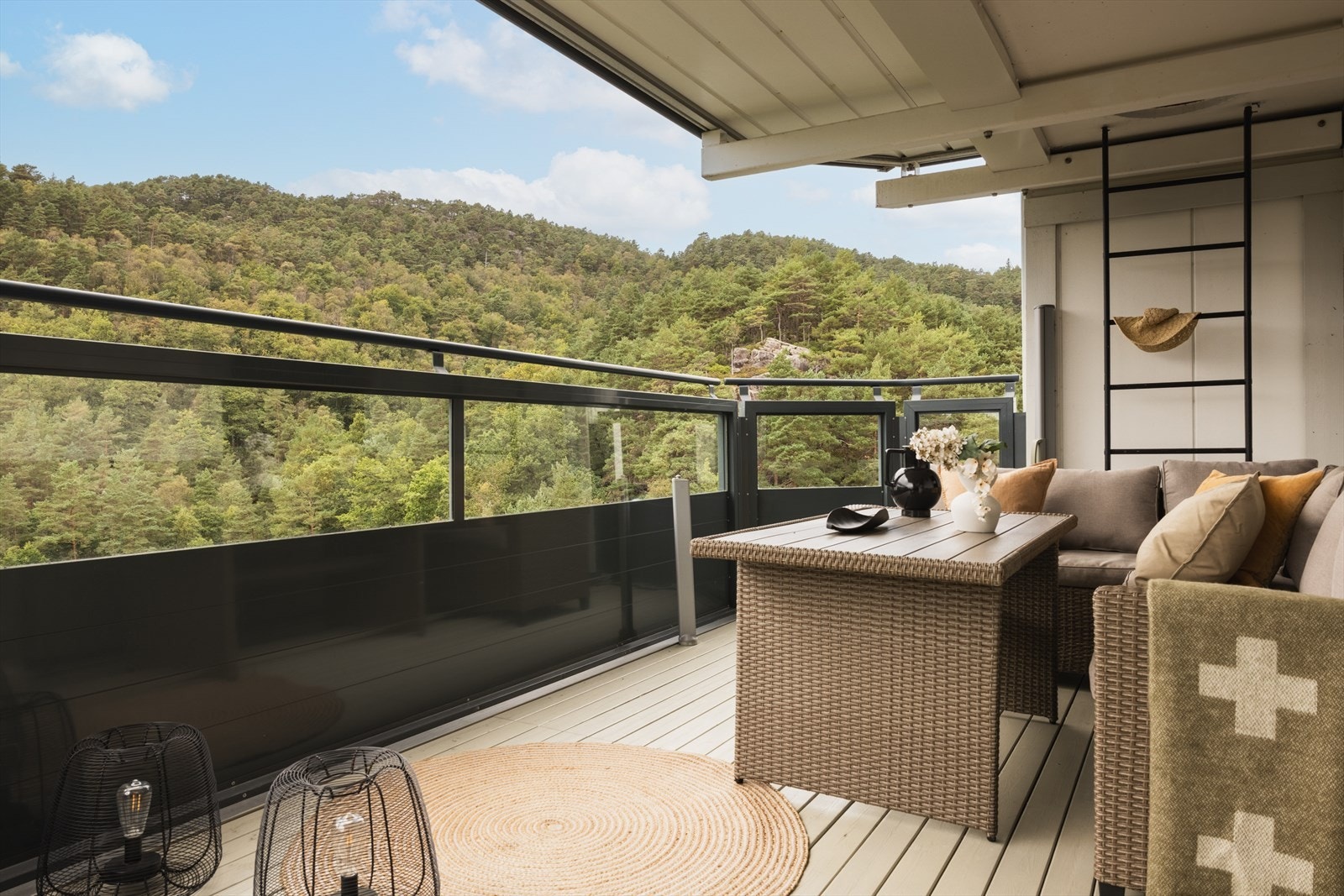 På balkongen har man ettermiddagssol Galleribilde