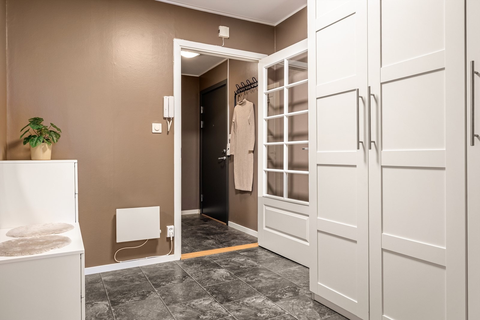 Det er god plass til å henge av seg yttertøy og sette fra seg sko i gangen Galleribilde