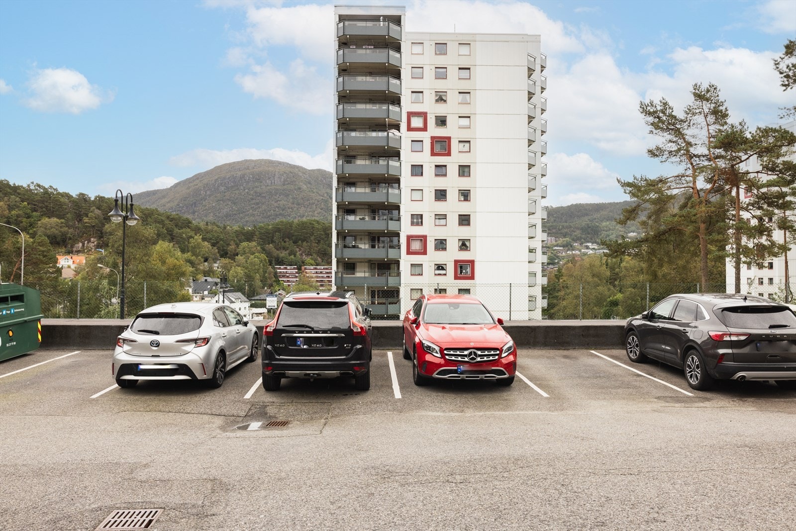 Mulighet for leie av parkeringsplass. Styreleder opplyser at det pt. er ledig parkering. Galleribilde