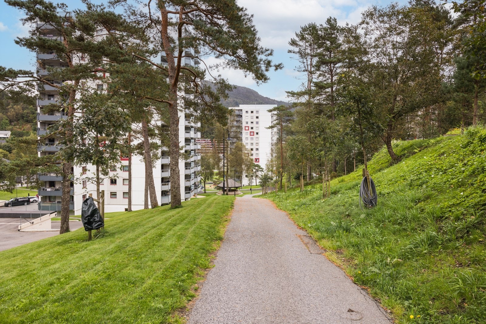 Nærhet til flotte turområder med turstier like bak blokken. Her kan man ta turen til bl.a. Kanadaskogen, Gravdalsfjellet og Viggohytten. Galleribilde