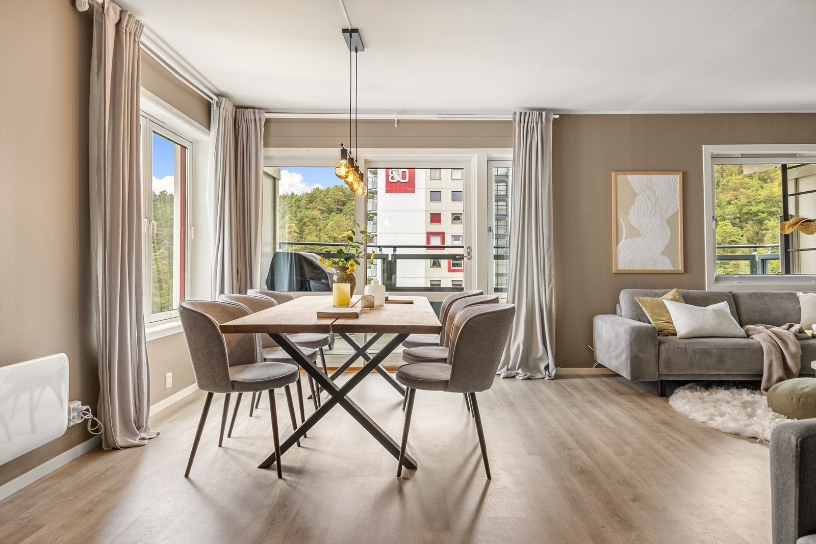 Her er det plass til både sitte- og spisegruppe Galleribilde