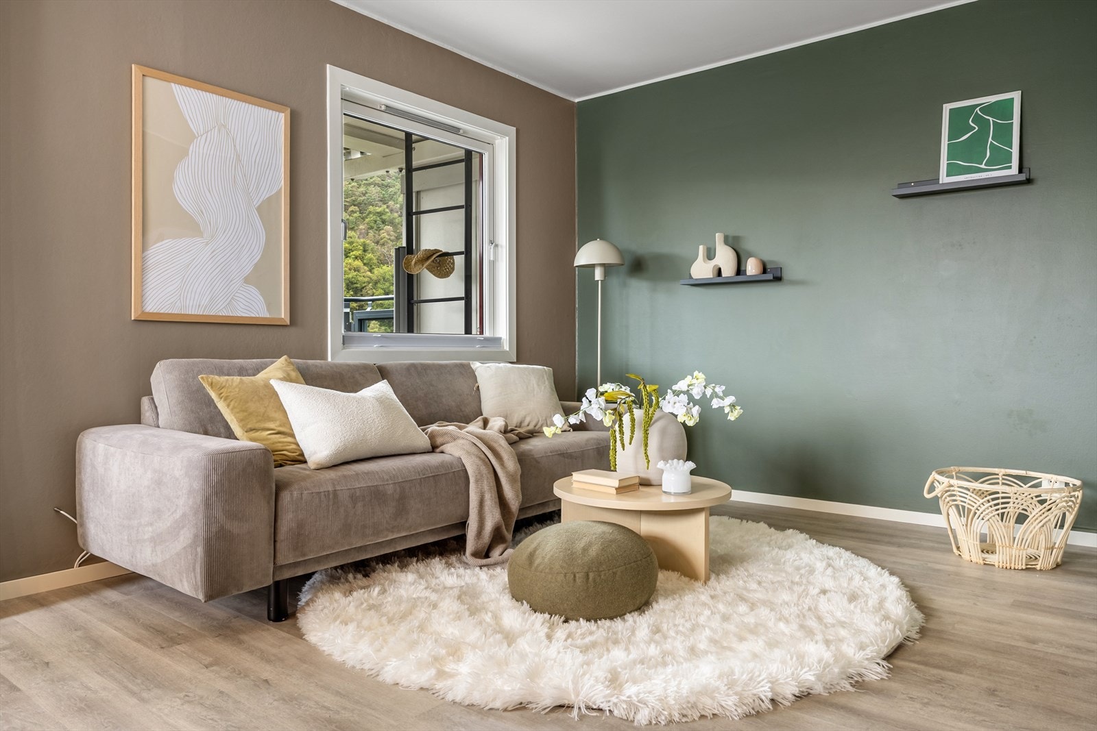 Plass til sofagruppe med tilhørende møblement Galleribilde