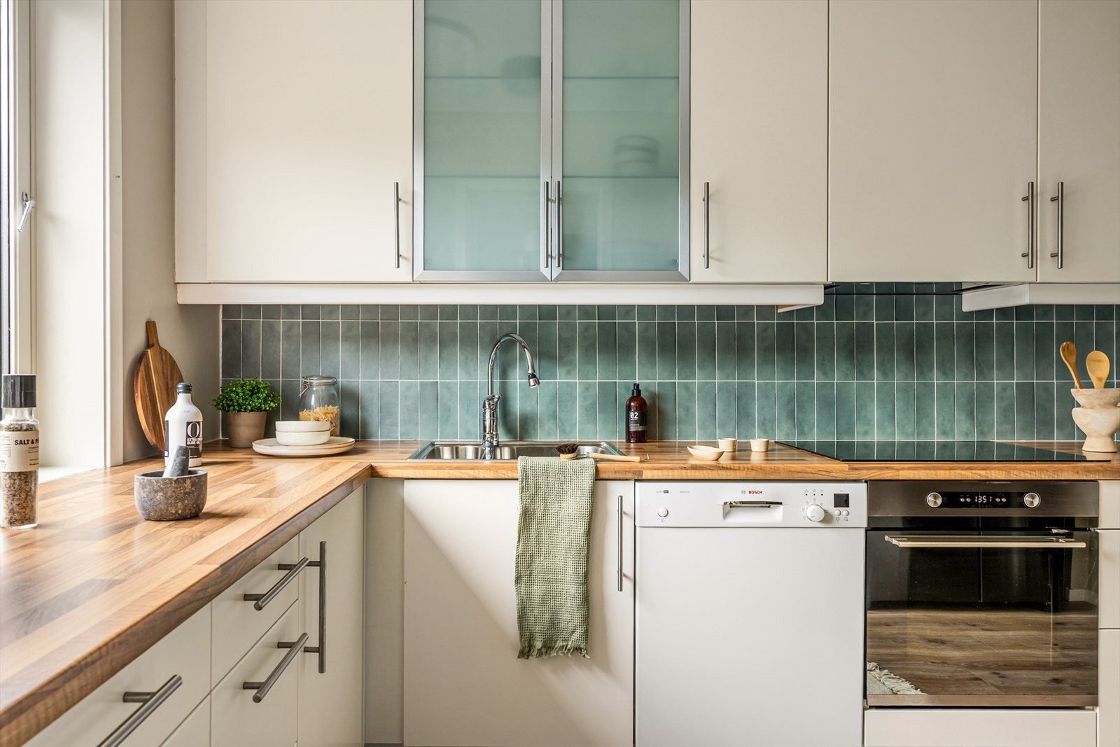 Av integrerte hvitevarer finner man induksjonsplatetopp og stekeovn Galleribilde