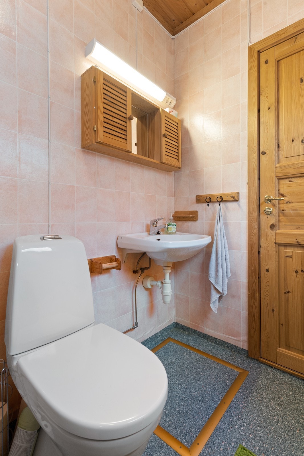 Over servanten er det montert speilskap med lys over Galleribilde