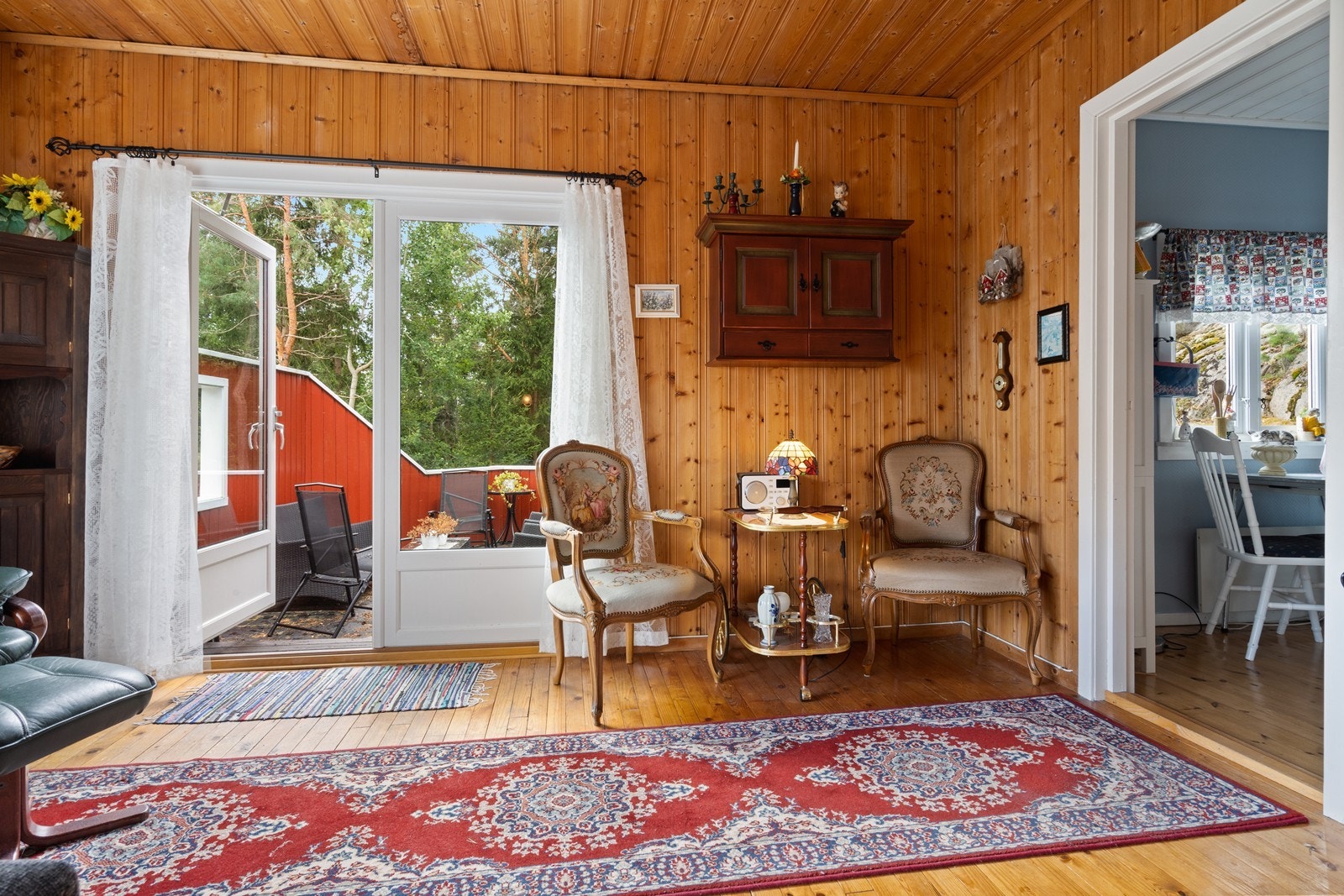 Ved verandadøren er det også plass til en egen, liten sittegruppe for to Galleribilde