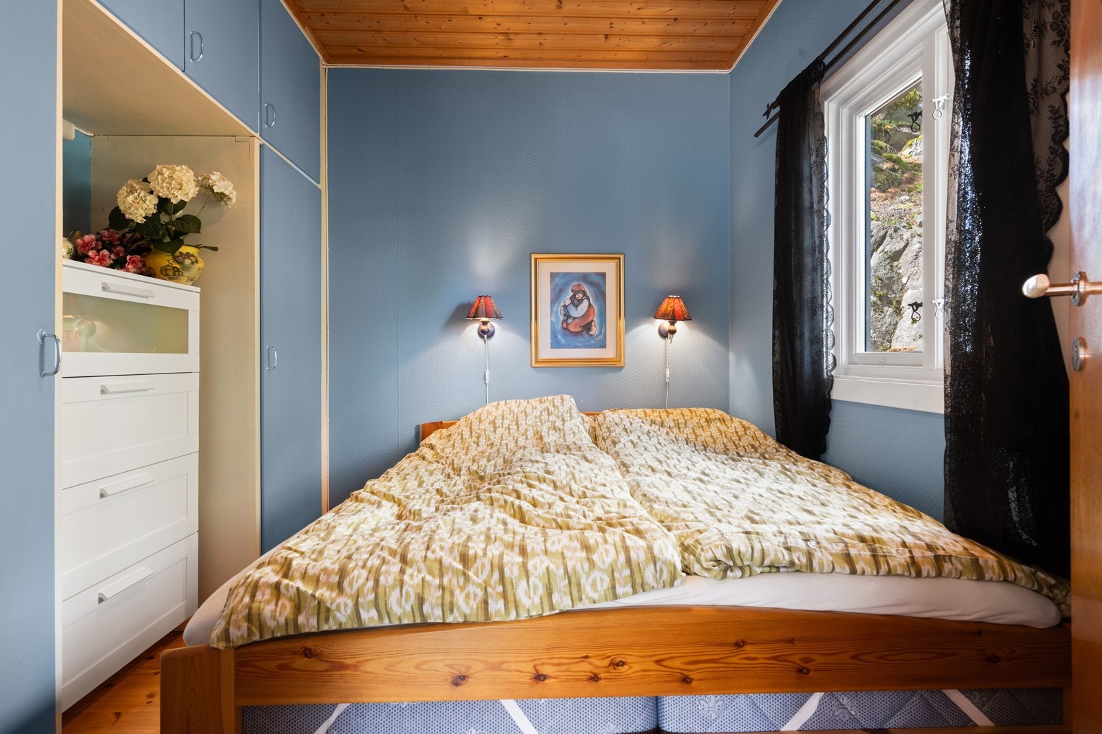 Soverommet har plass til dobbeltseng og har praktiske, integrerte garderobeskap, og nisje hvor det er plass til kommode Galleribilde