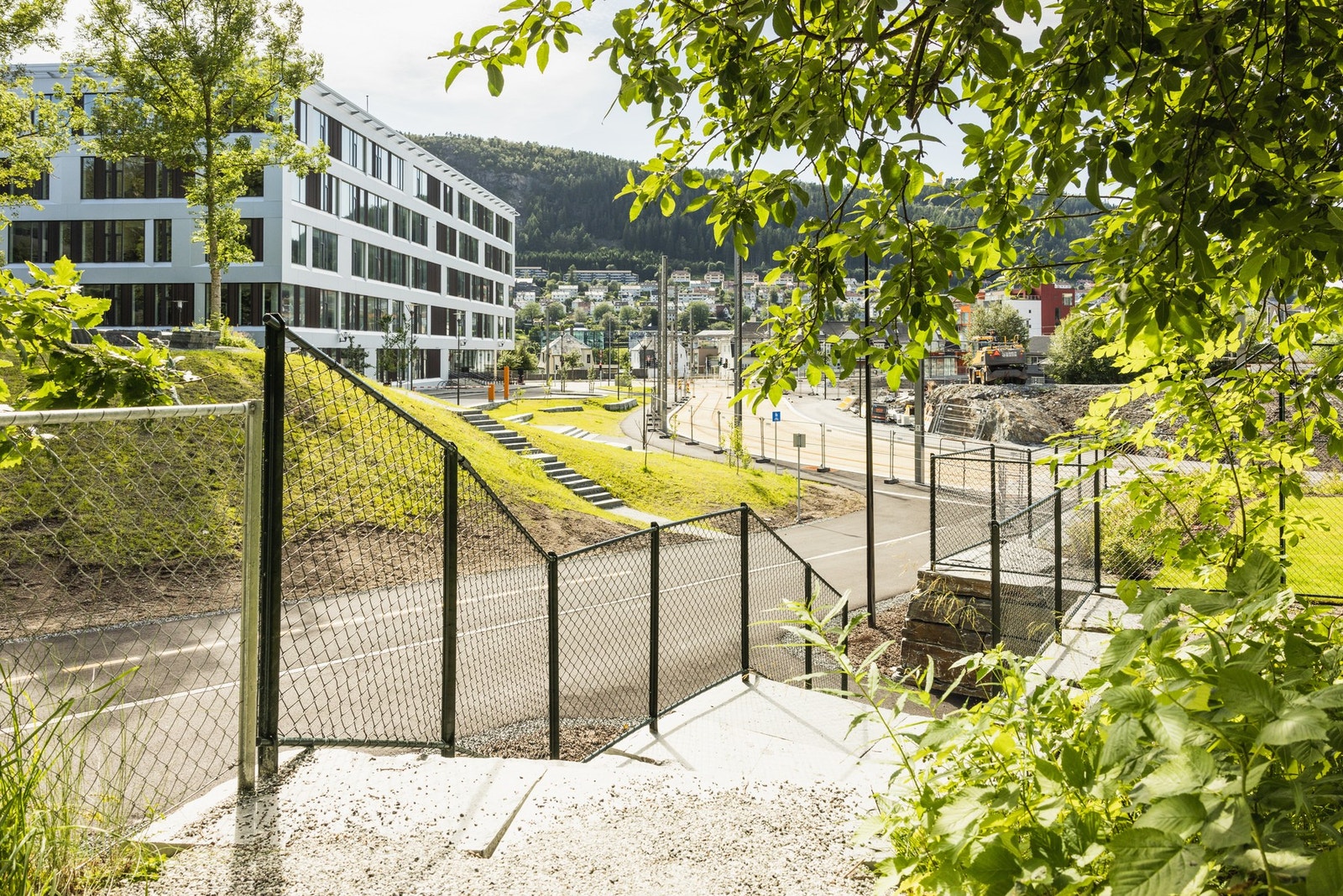 Det er snarvei for beboerne i borettslaget ned til både høyskolen og bybanestoppene. Galleribilde