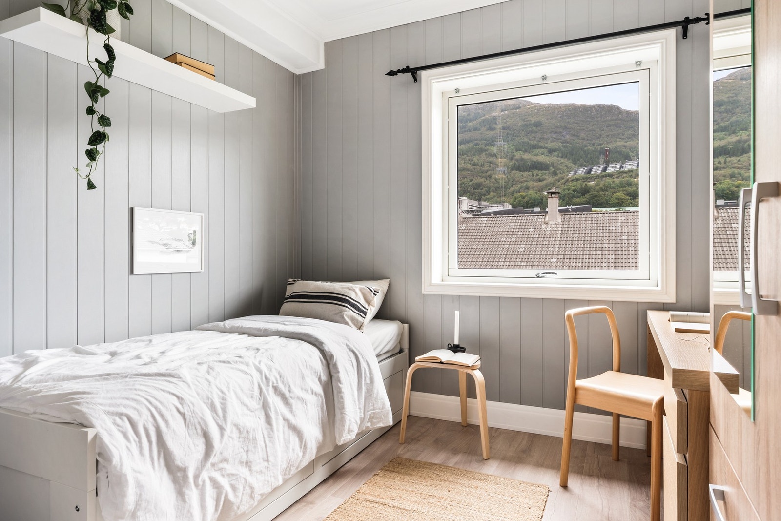 Soverom 2 måler 7,3 kvm og ble totaloppusset i 2020 med nytt gulv og vegger. Galleribilde