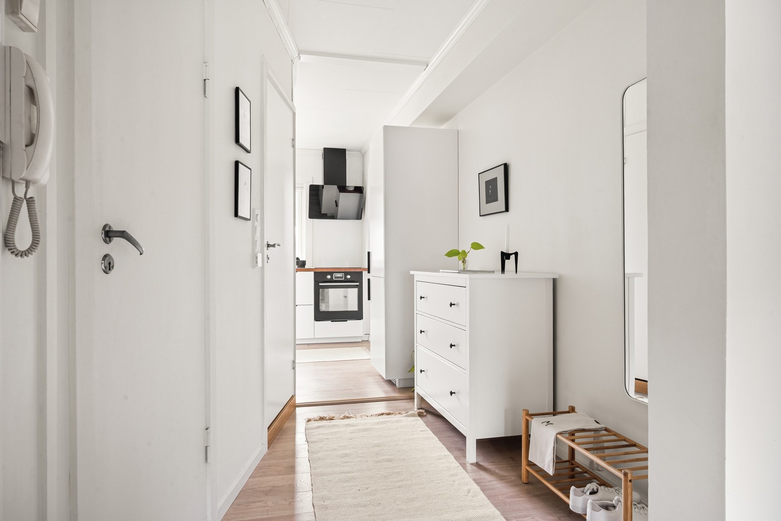 Vi starter i entréen på 7,2 kvm som ble pusset opp i 2021. Fra entréen er det tilkomst til en innvendig bod/walk-in garderobe på 1,5 kvm. Galleribilde