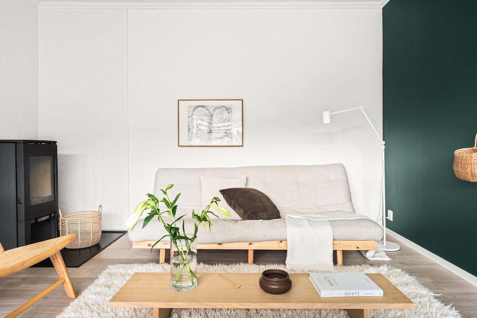 En rentbrennende peisovn gir god varme til rommet på kalde vinterkvelder. Galleribilde