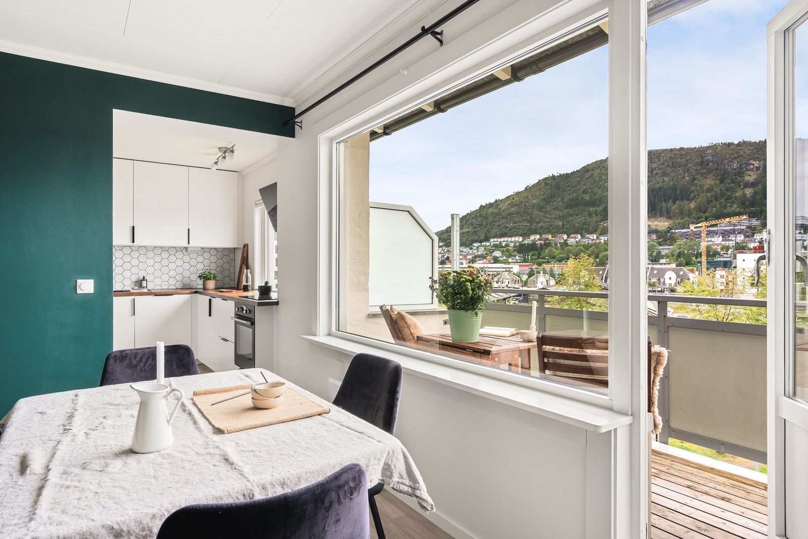 Fra stuevinduene har man høy og fri utsikt. Galleribilde